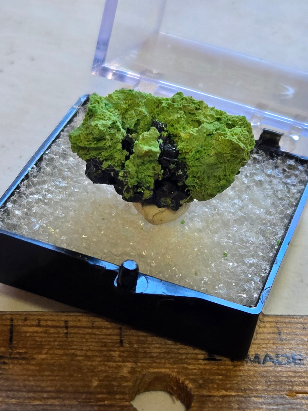Arsentsumebite on Azurite