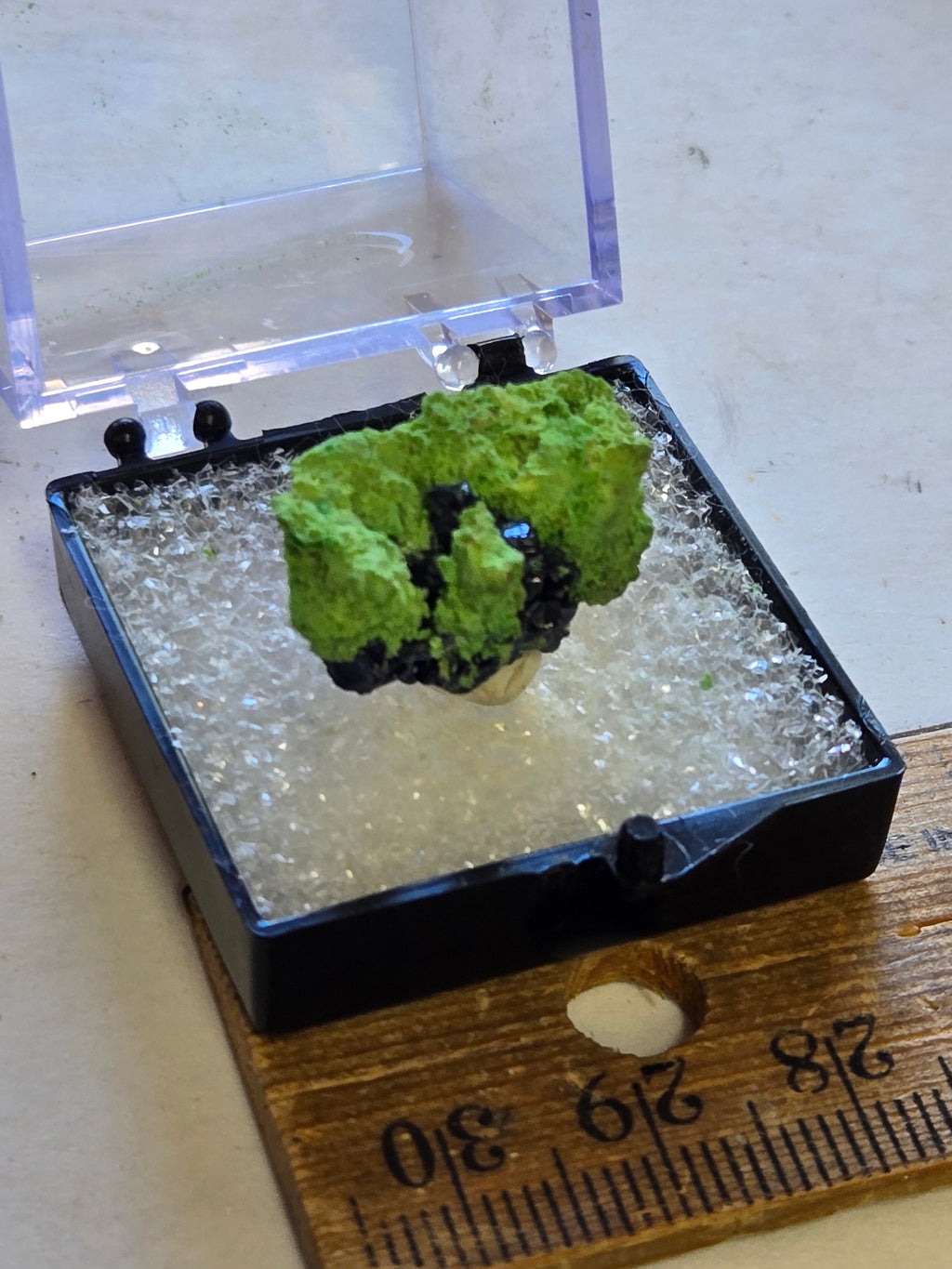 Arsentsumebite on Azurite