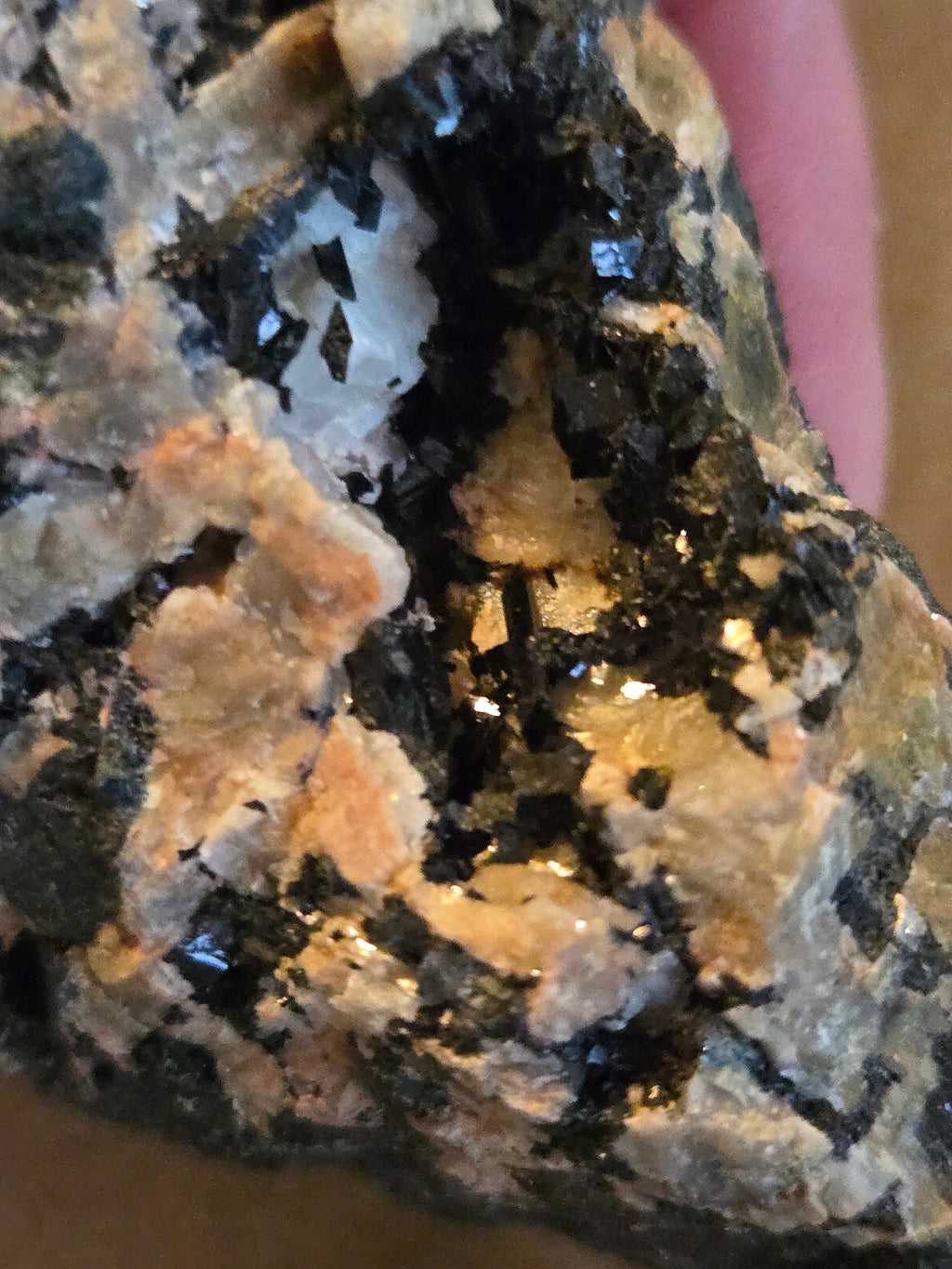 Babingtonite specimen