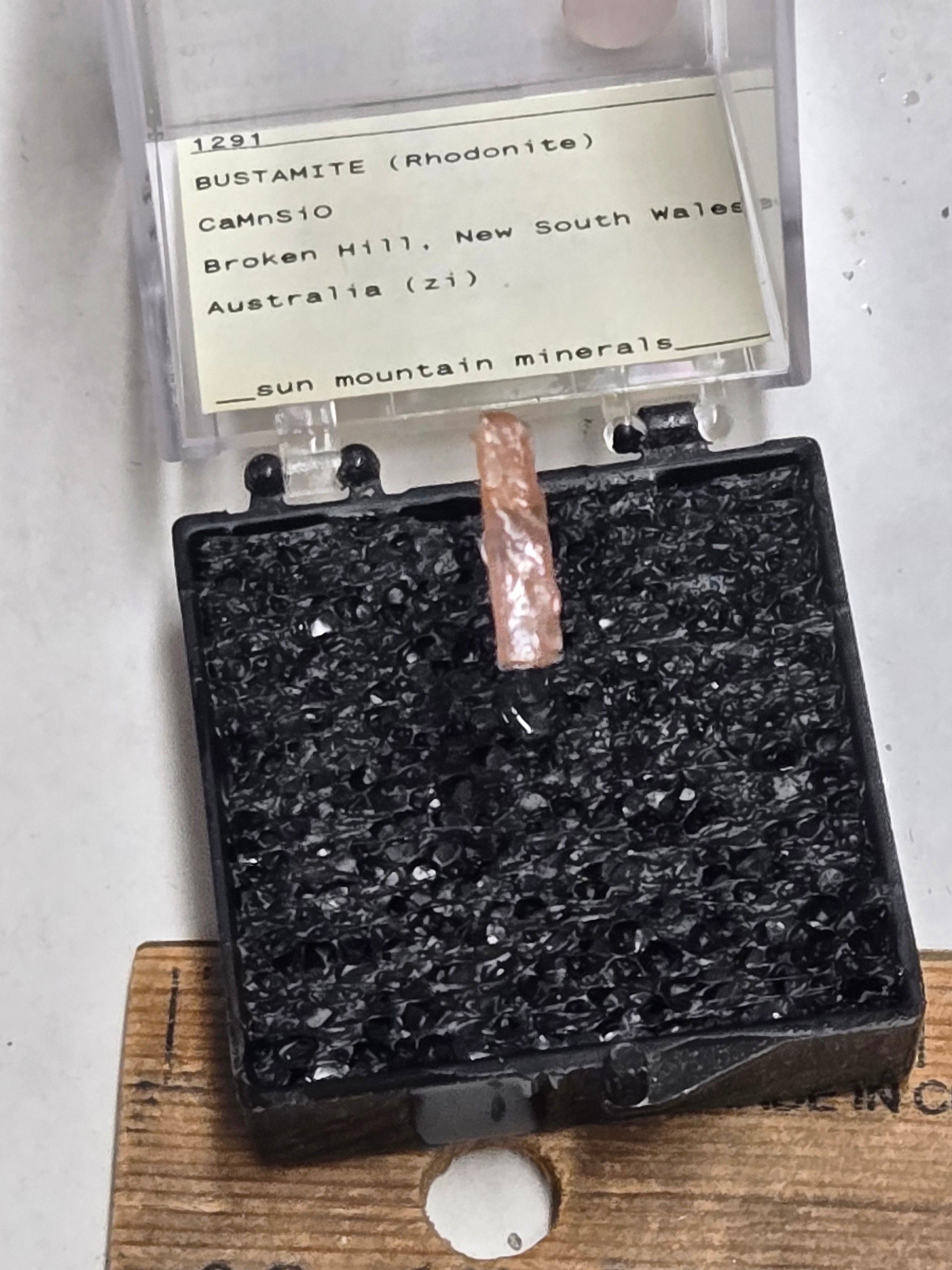 Bustamite crystal