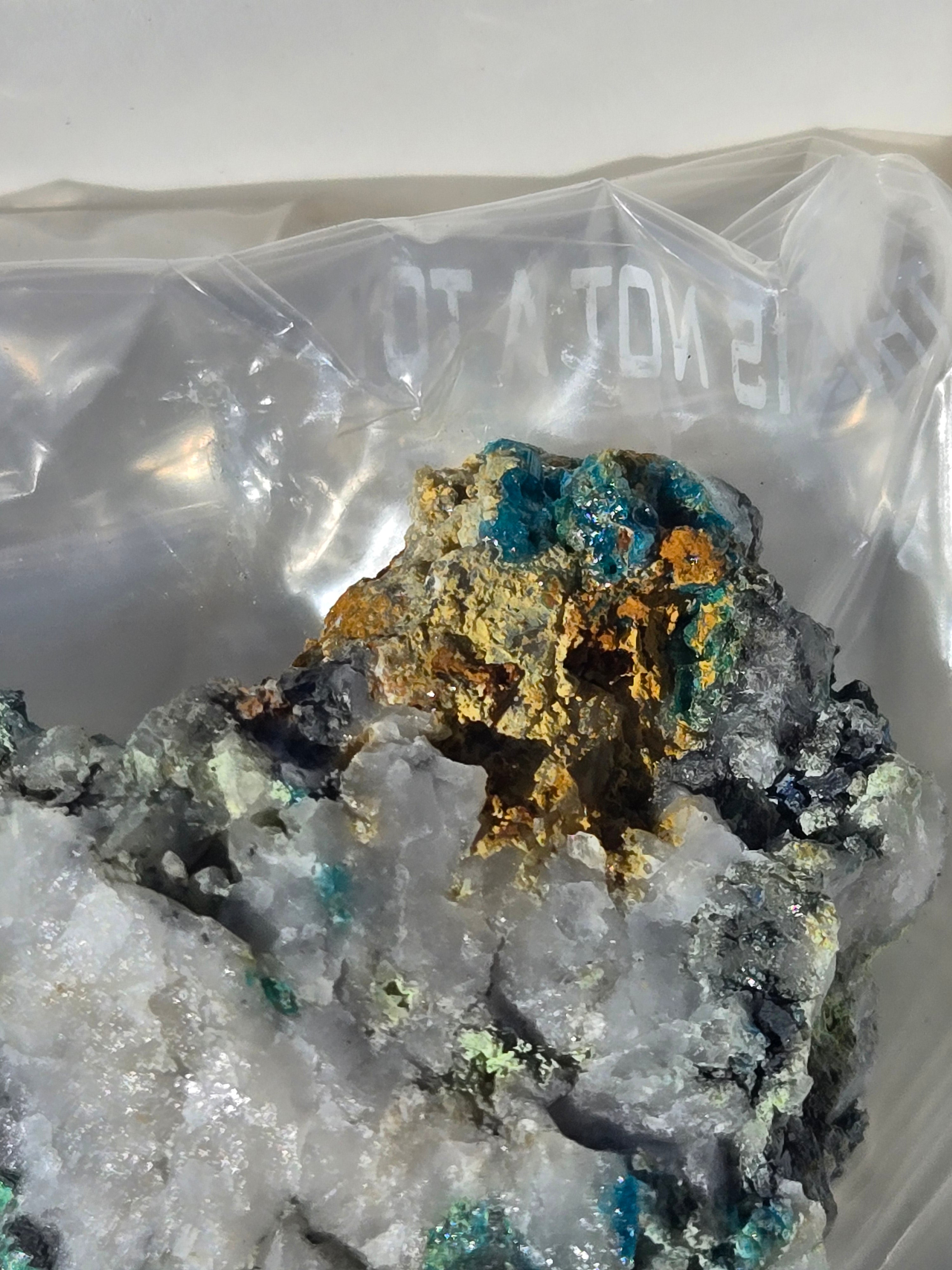 Caledonite perite