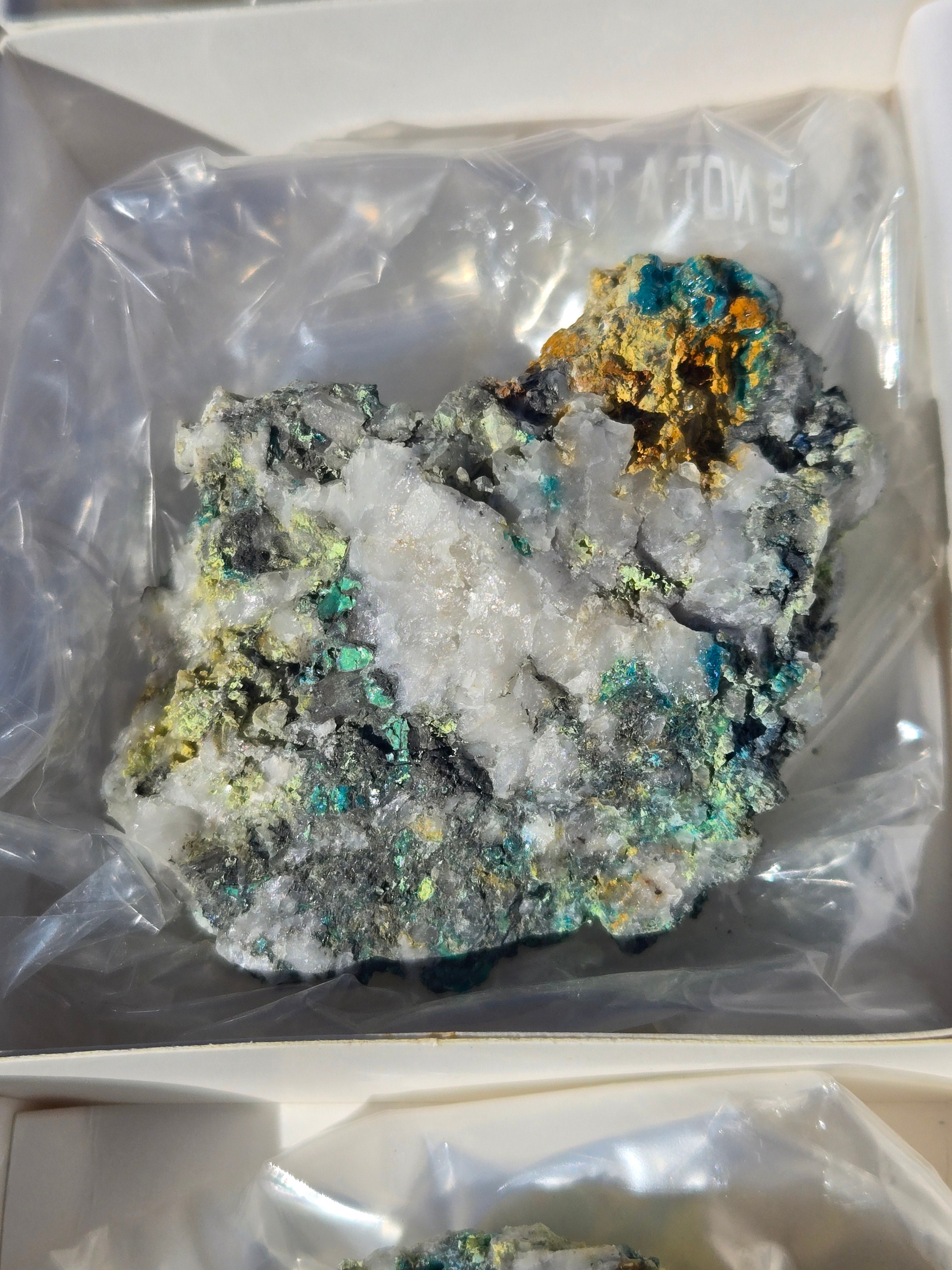 Caledonite perite