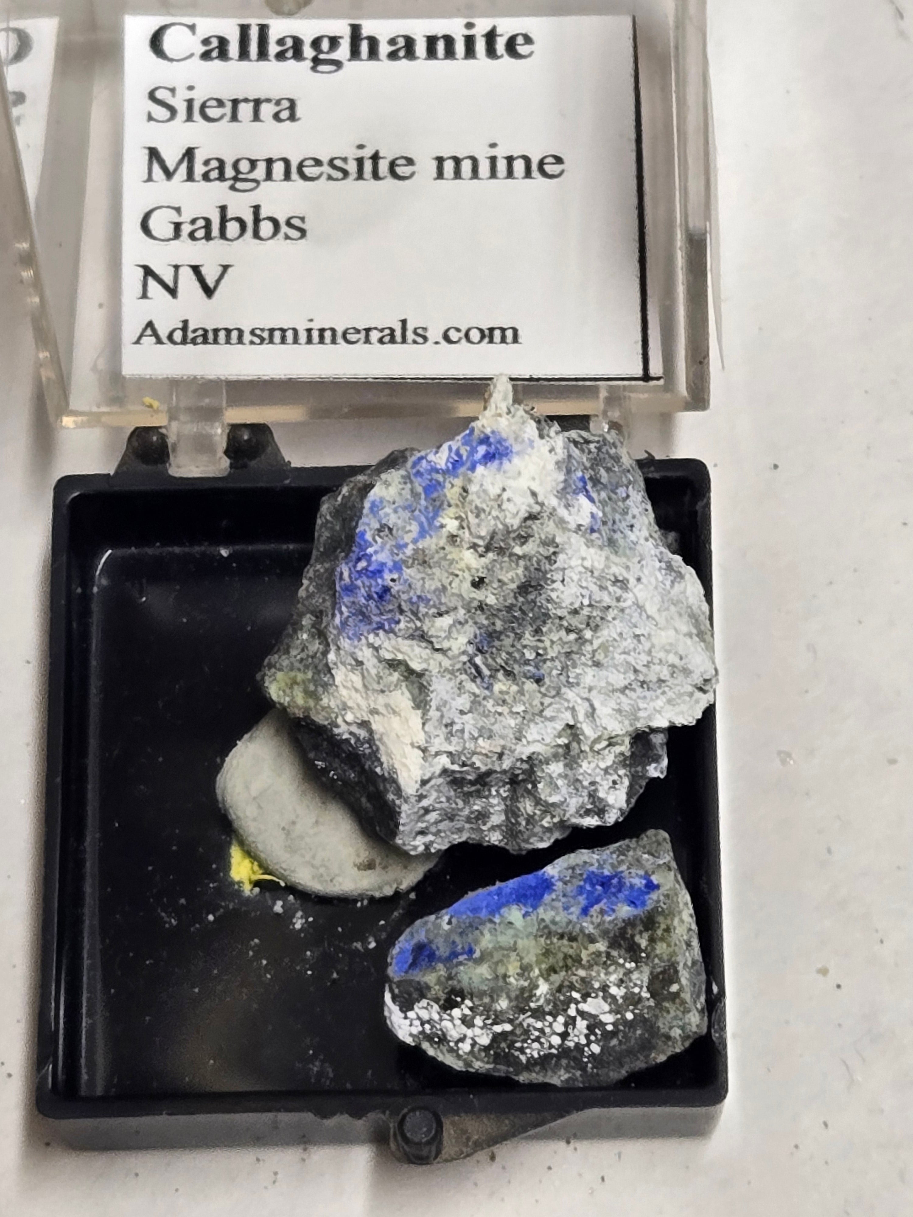 Callaghanite with hydromagnesite