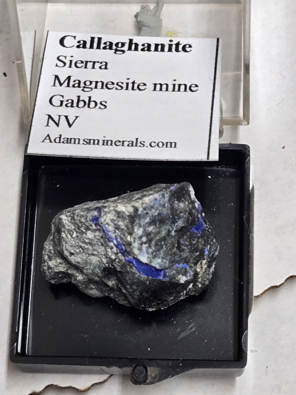 Callaghanite with hydromagnesite