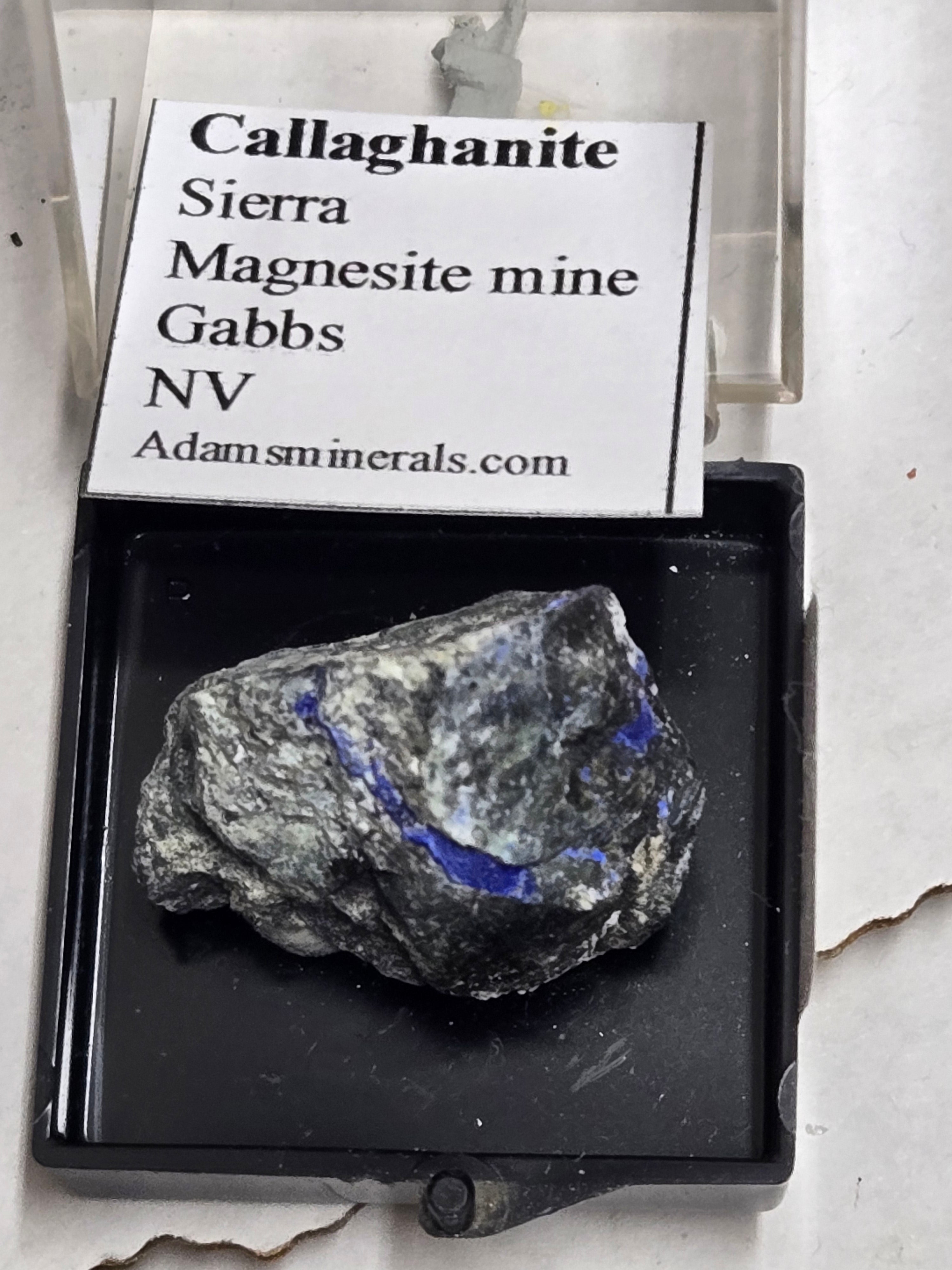 Callaghanite with hydromagnesite