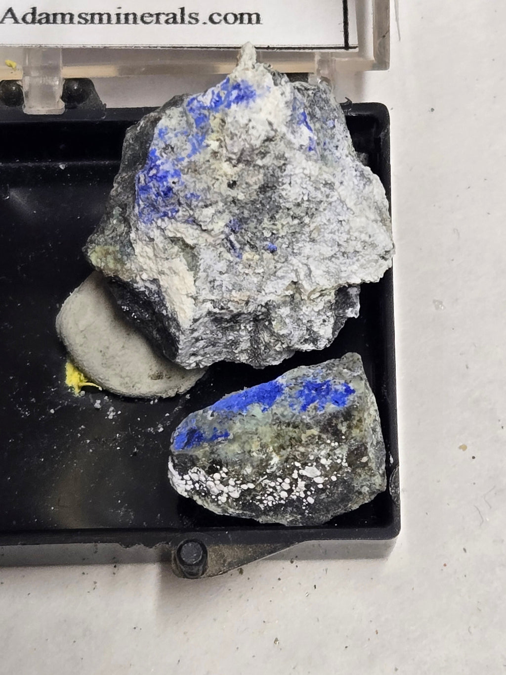 Callaghanite with hydromagnesite