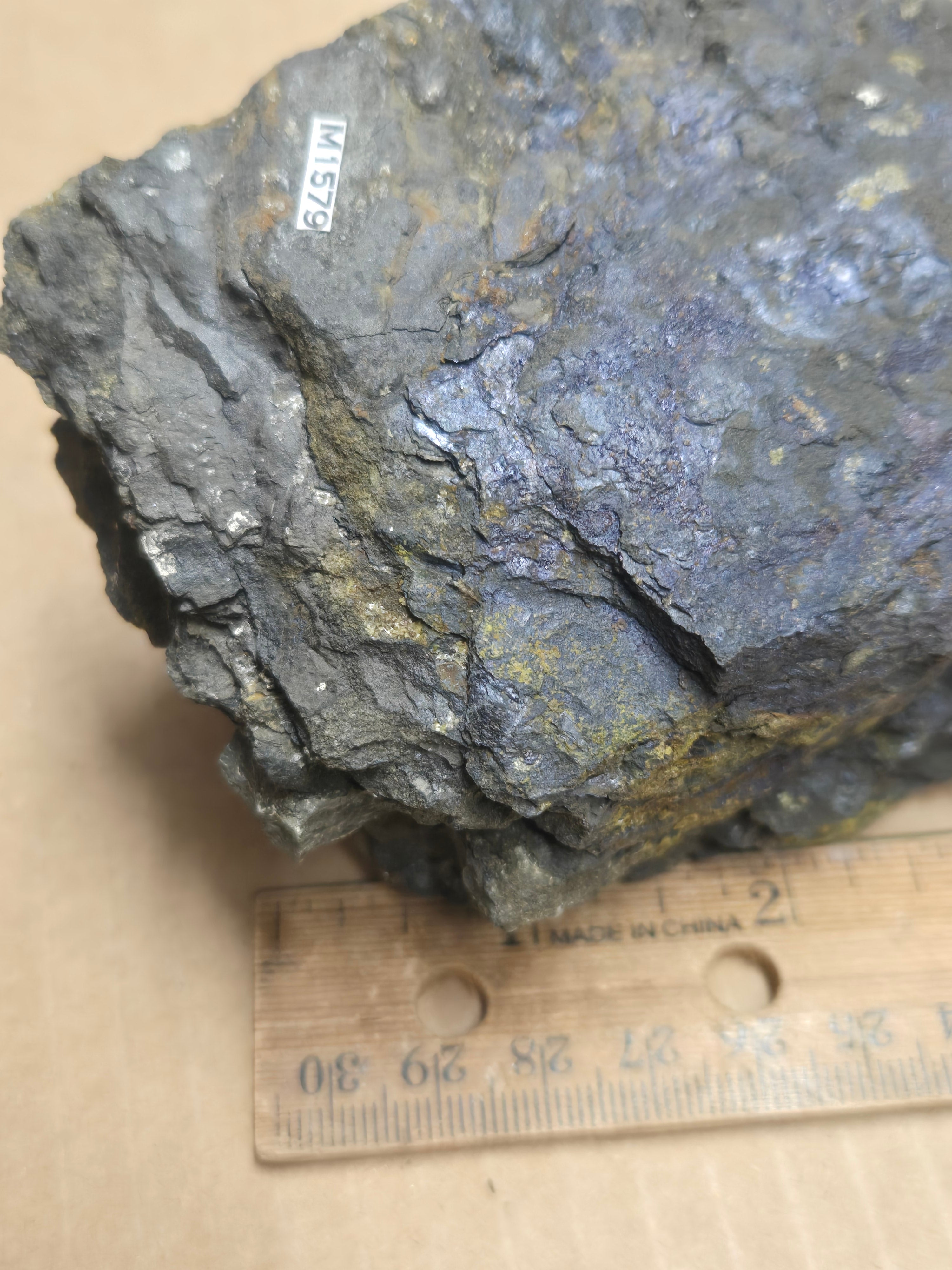 Coffinite uraninite corvusite