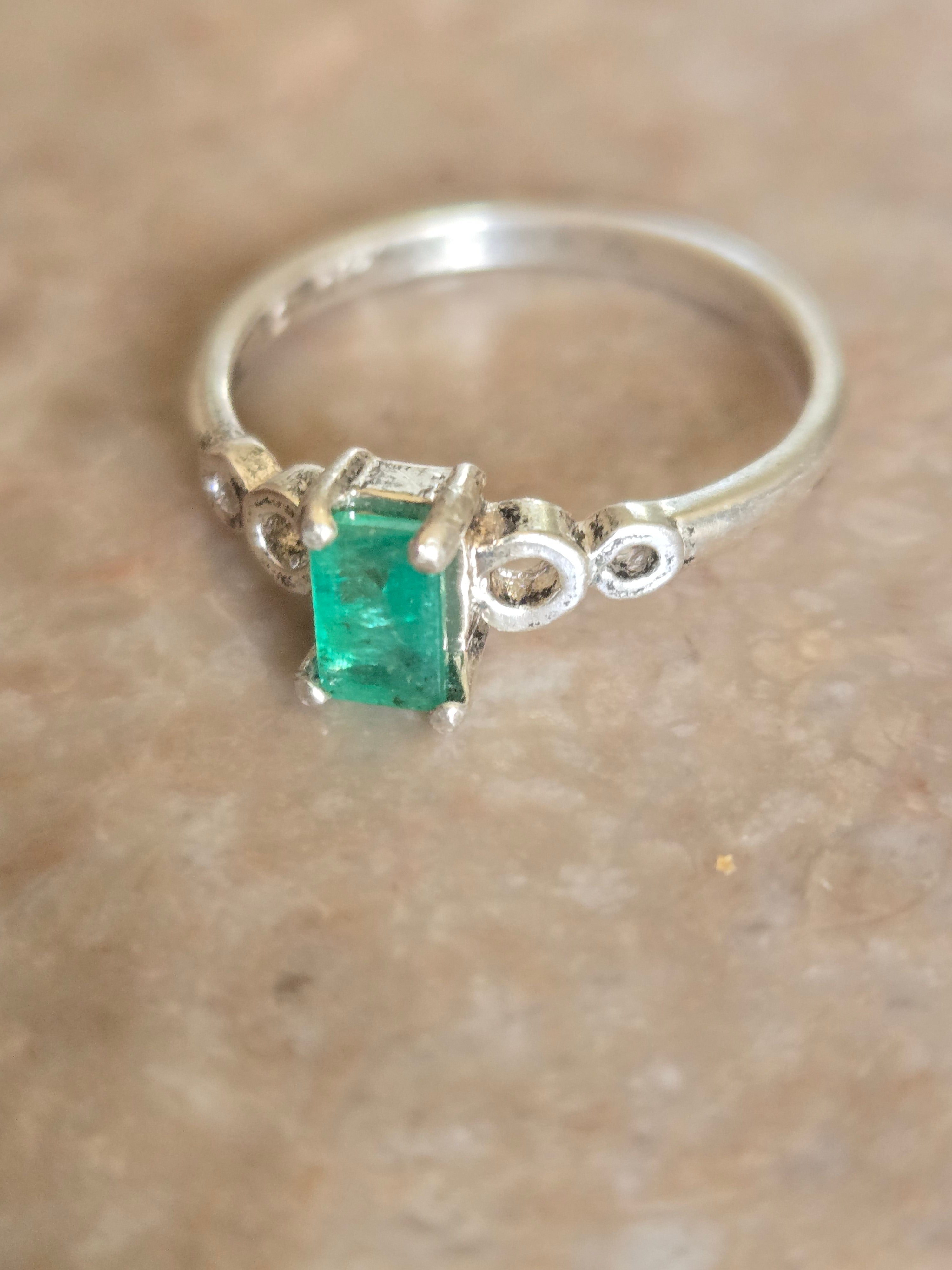 Colombian emerald Loop Shank Ring