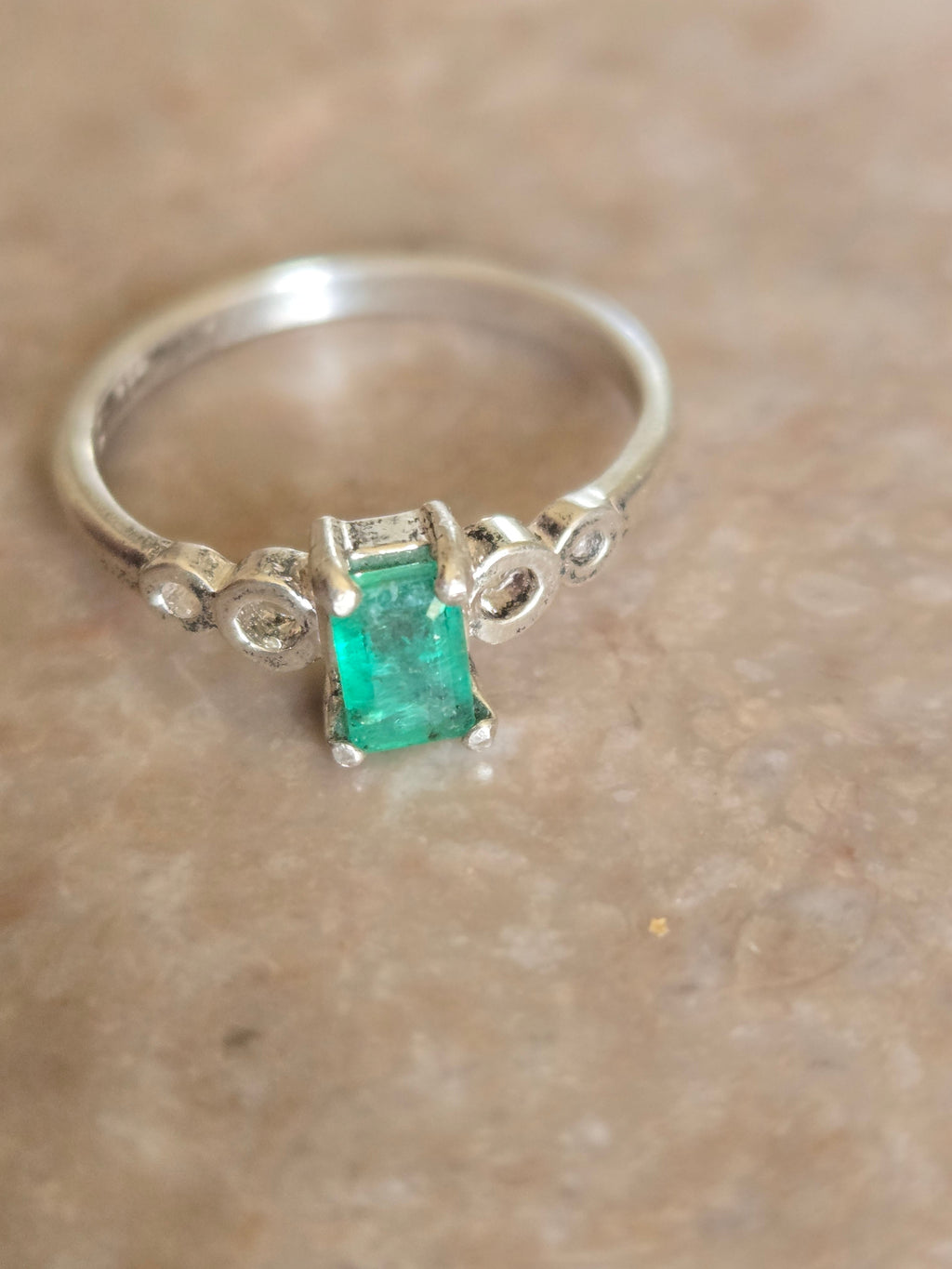Colombian emerald Loop Shank Ring