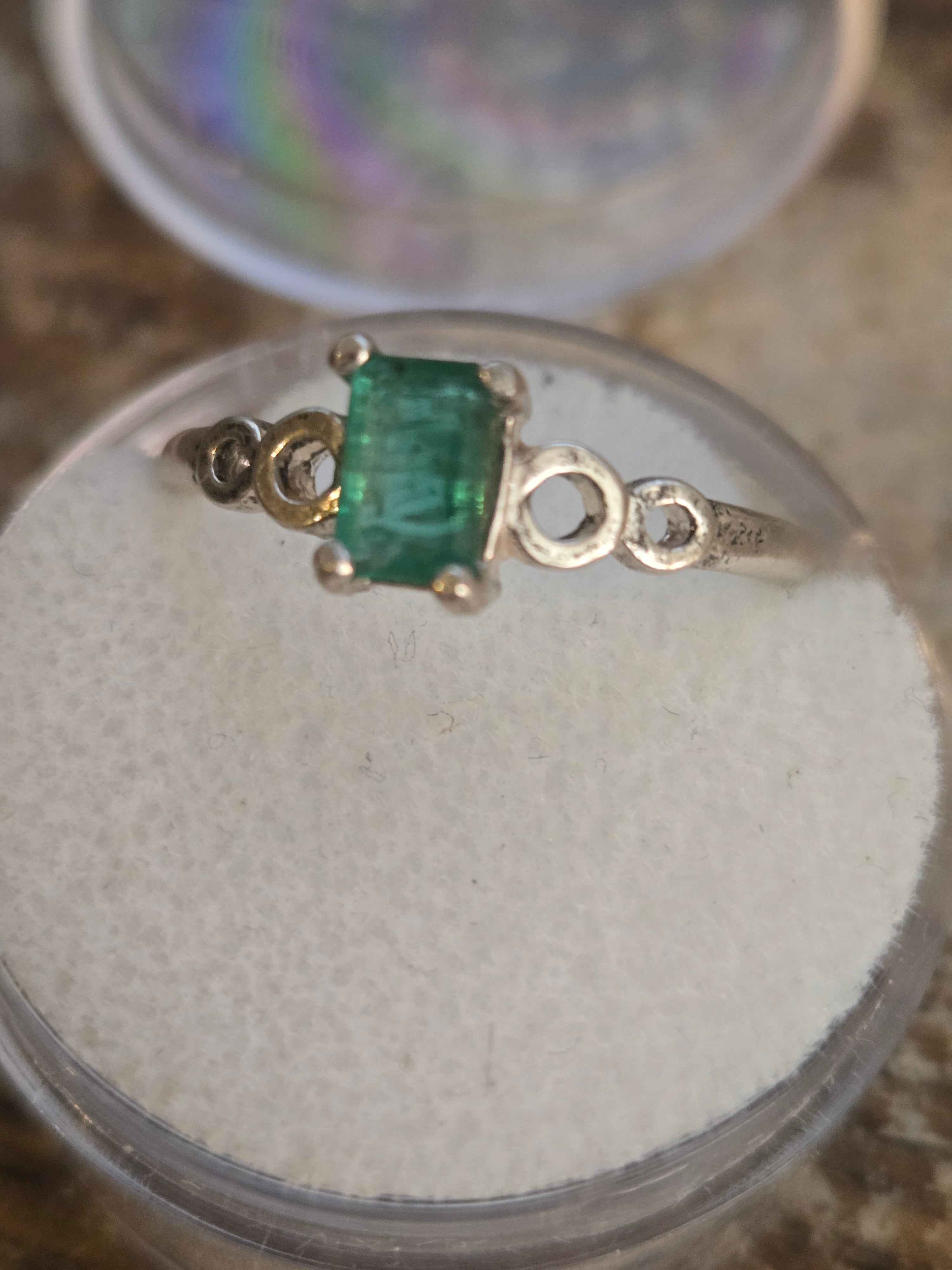Colombian emerald Loop Shank Ring