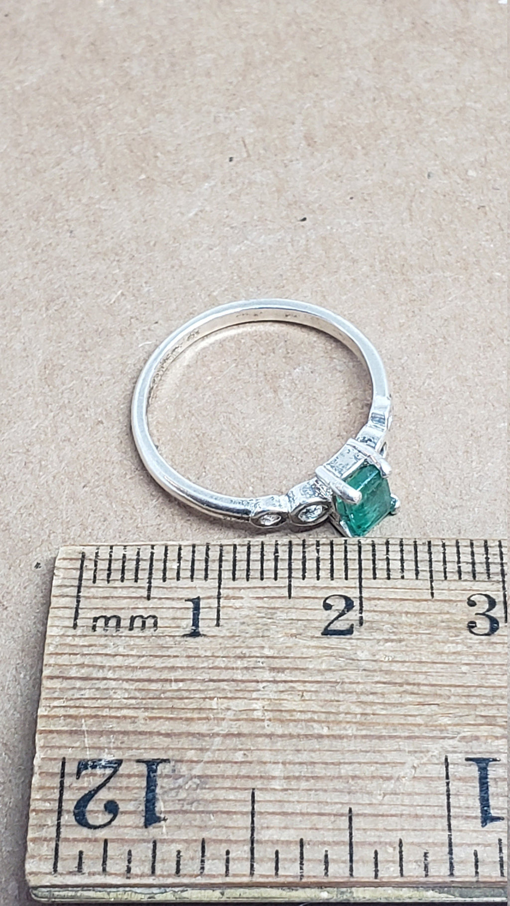 Colombian emerald Loop Shank Ring