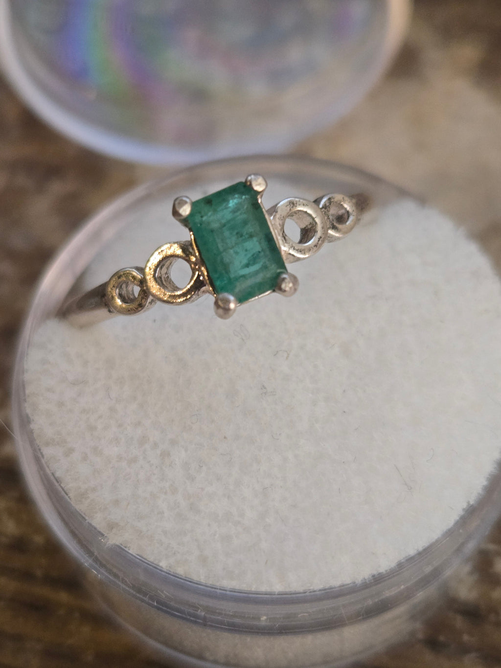 Colombian emerald Loop Shank Ring