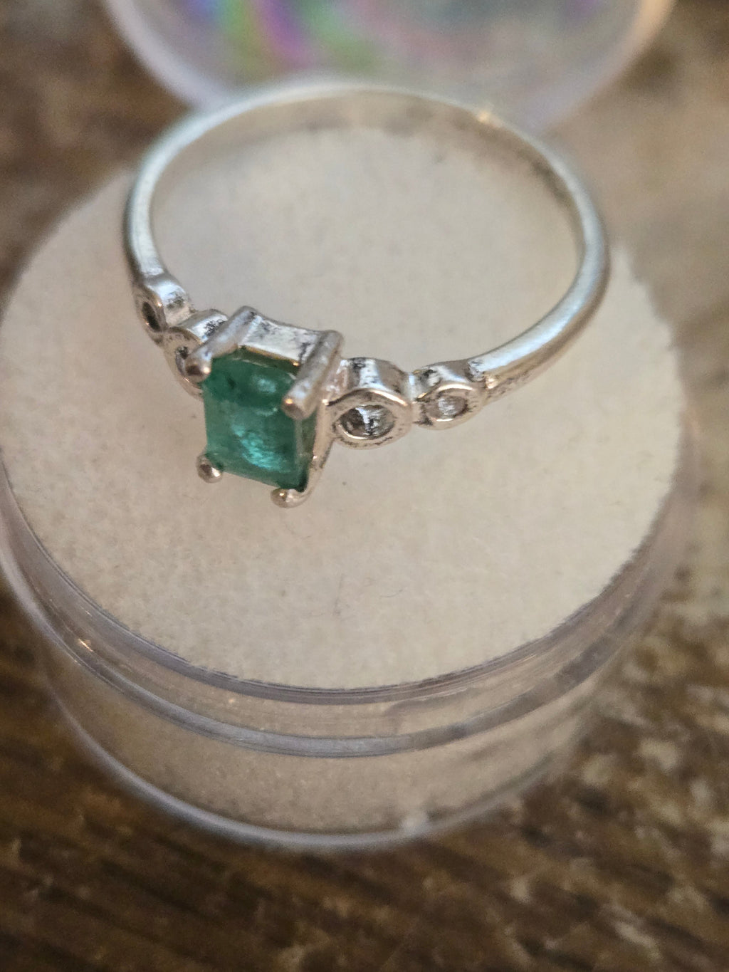 Colombian emerald Loop Shank Ring