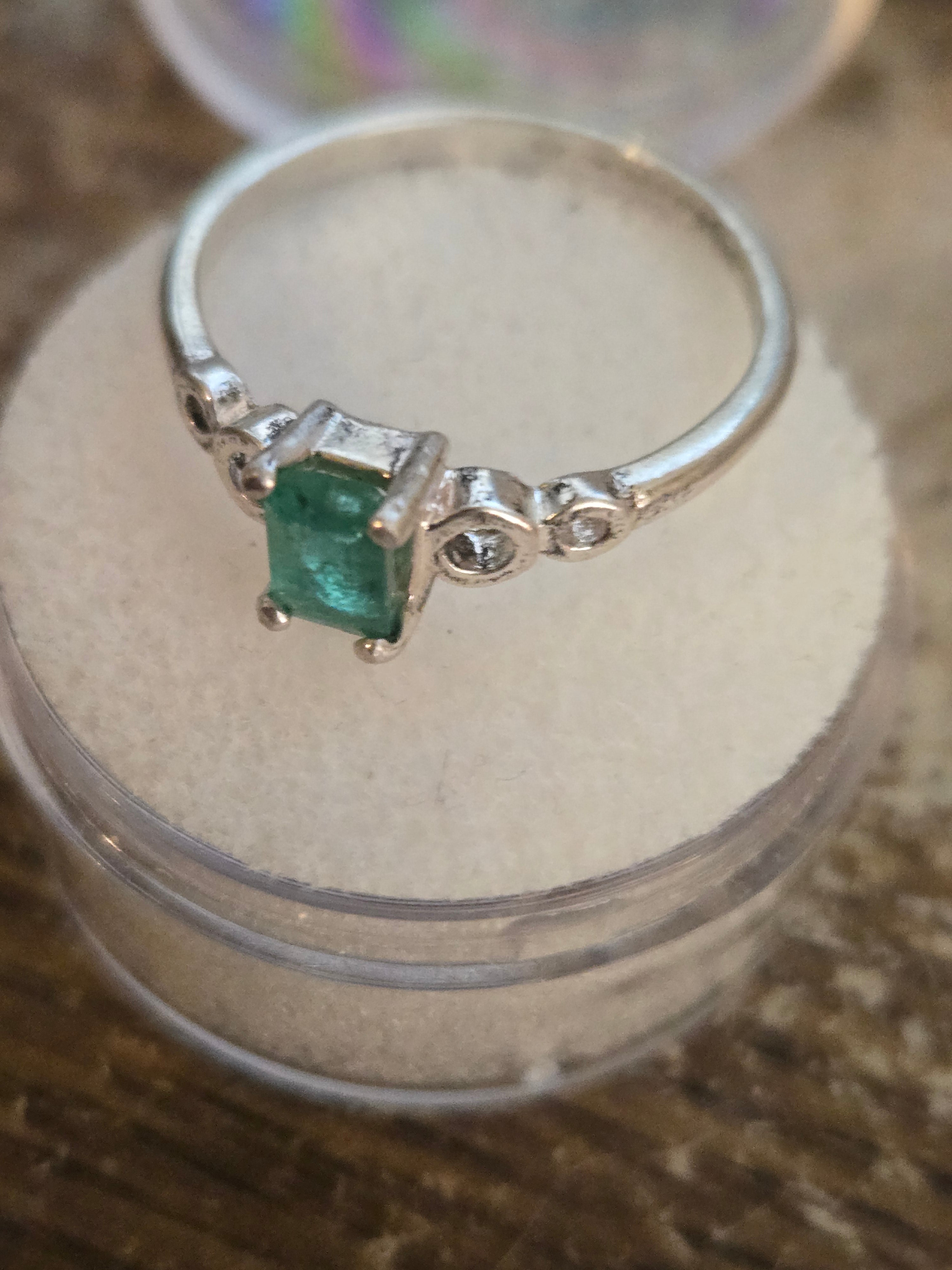 Colombian emerald Loop Shank Ring