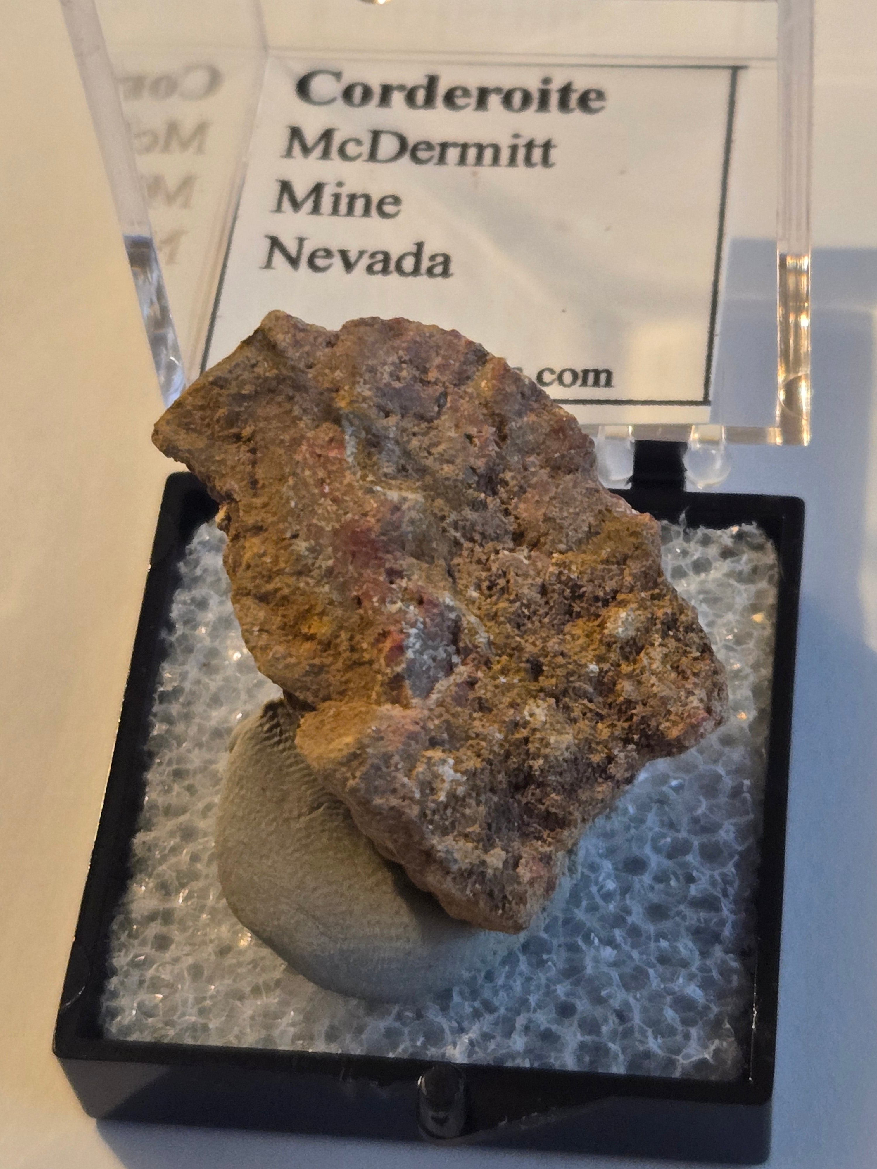 Corderoite w cinnabar