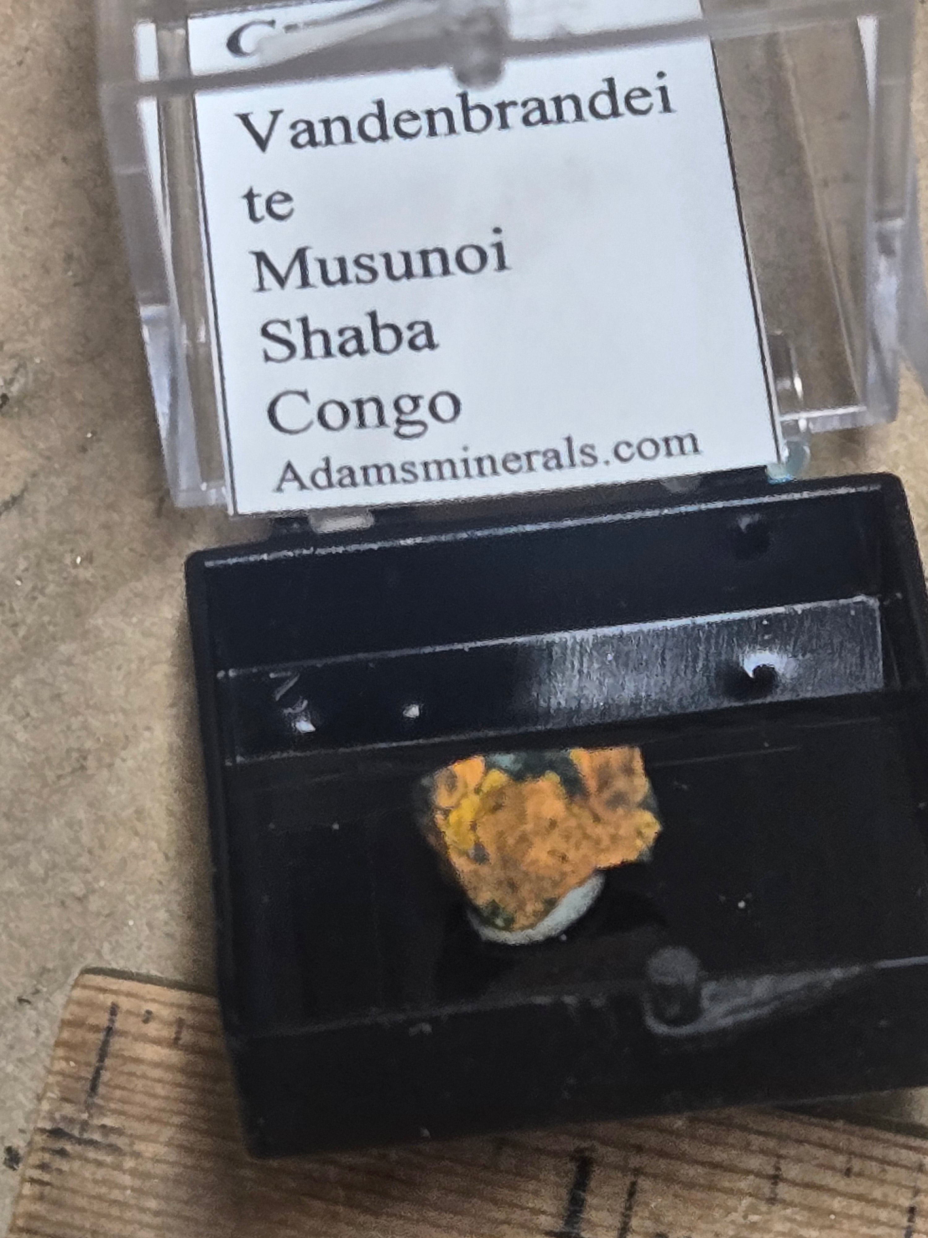 Curite w Vandenbrandeite