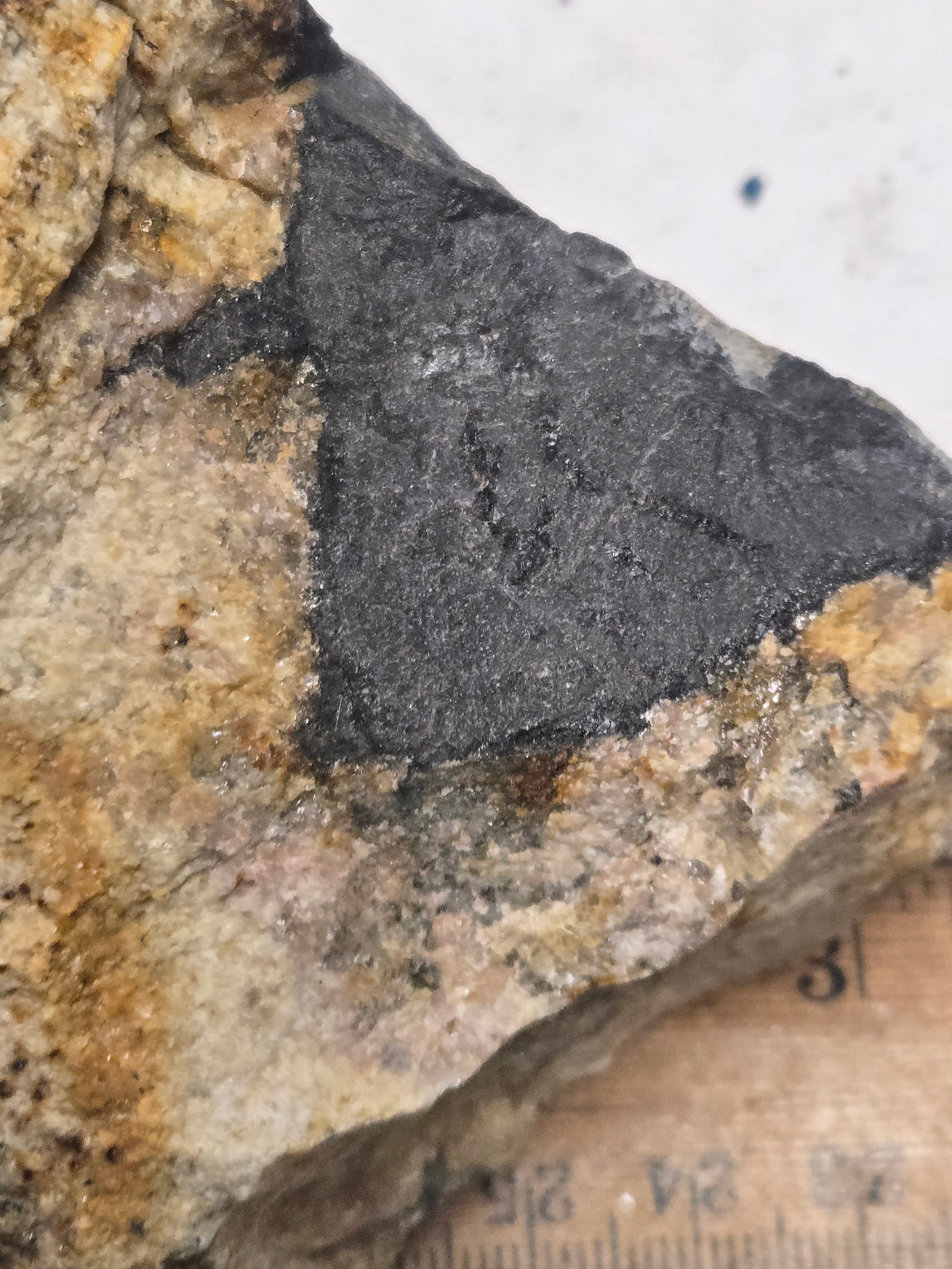 Fluorbritholite
