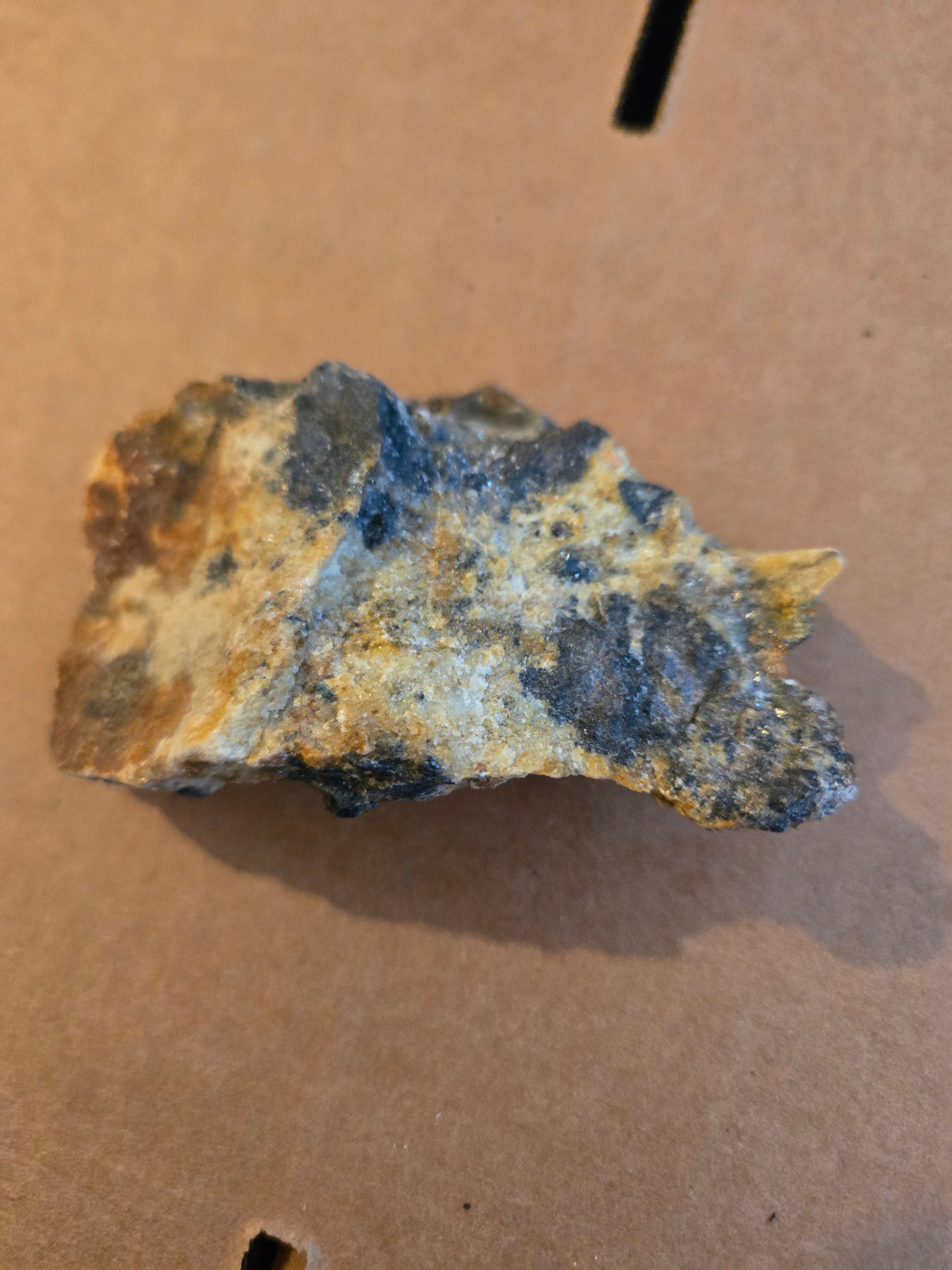 Fluorbritholite unsliced