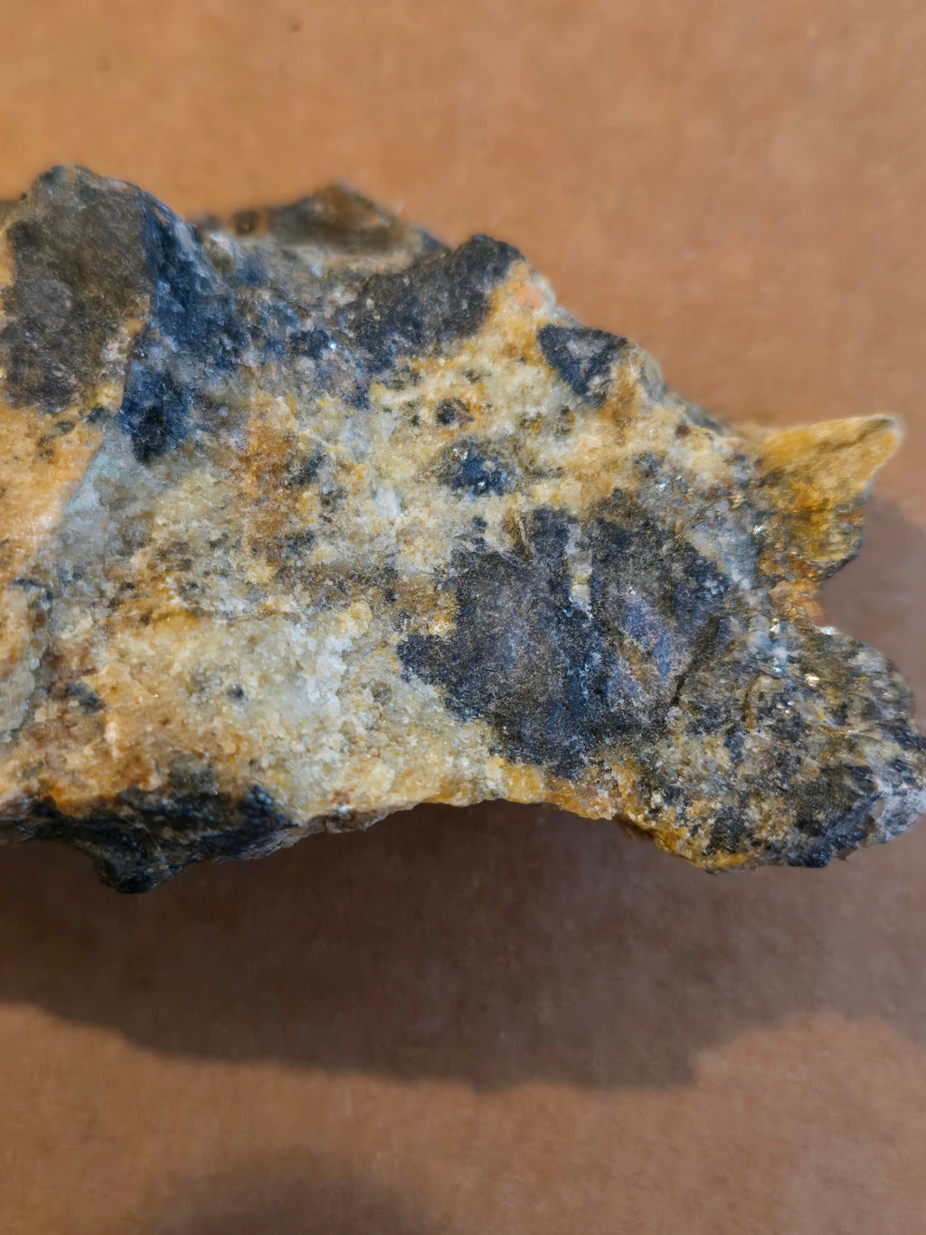 Fluorbritholite unsliced