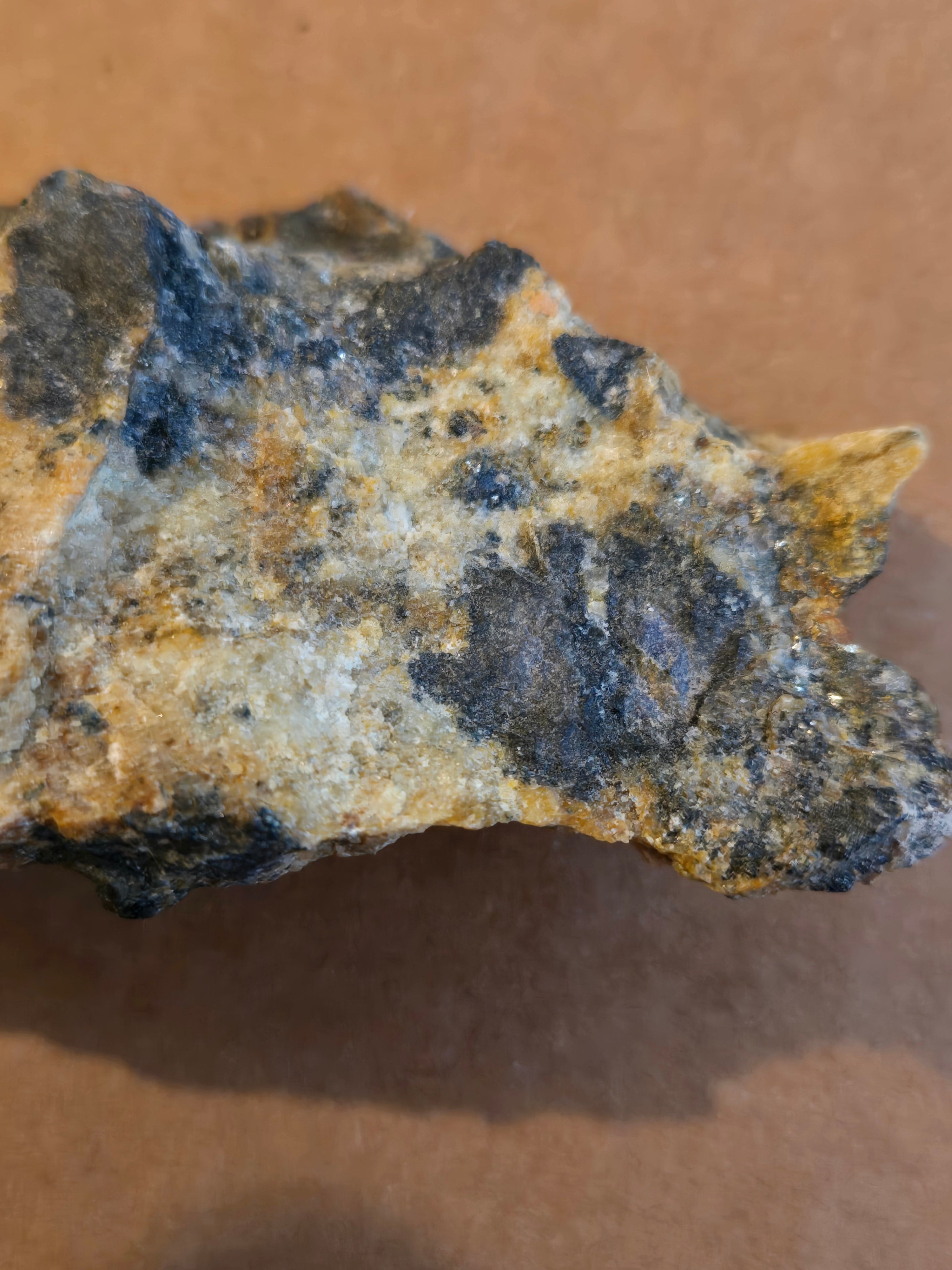 Fluorbritholite unsliced