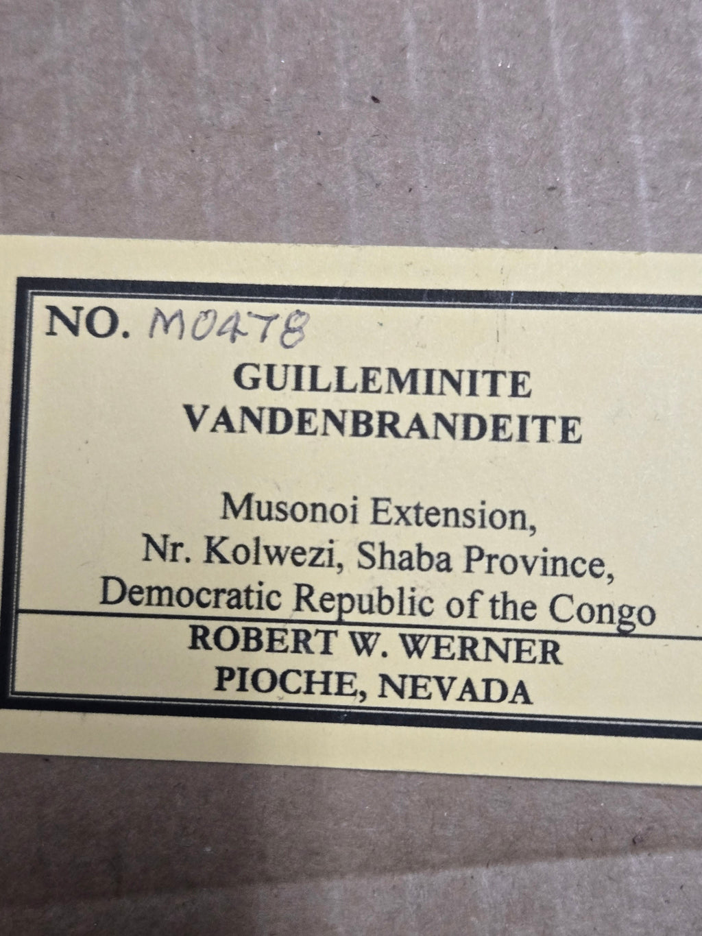Guilleminite with vandenbrandeite