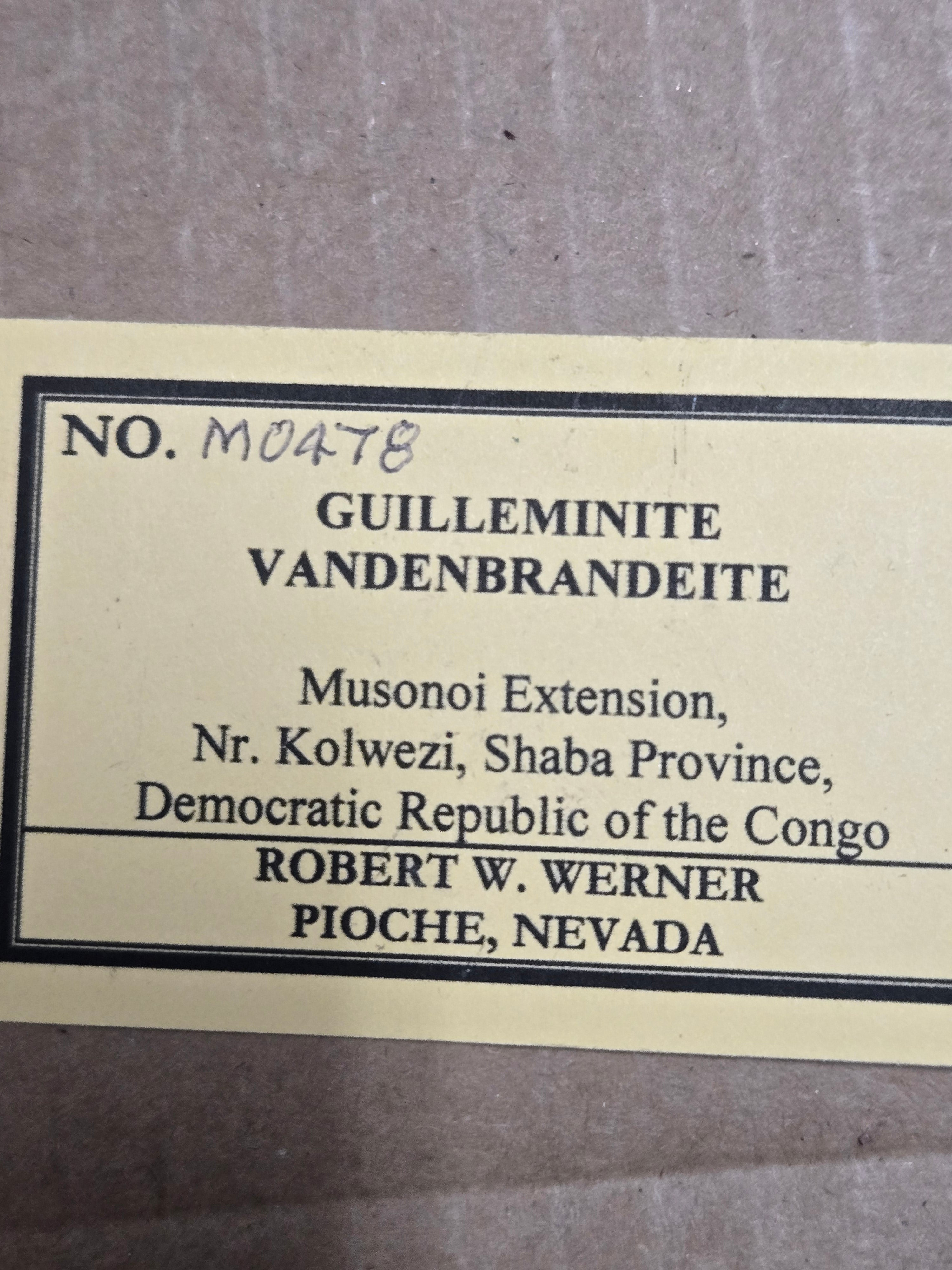 Guilleminite with vandenbrandeite