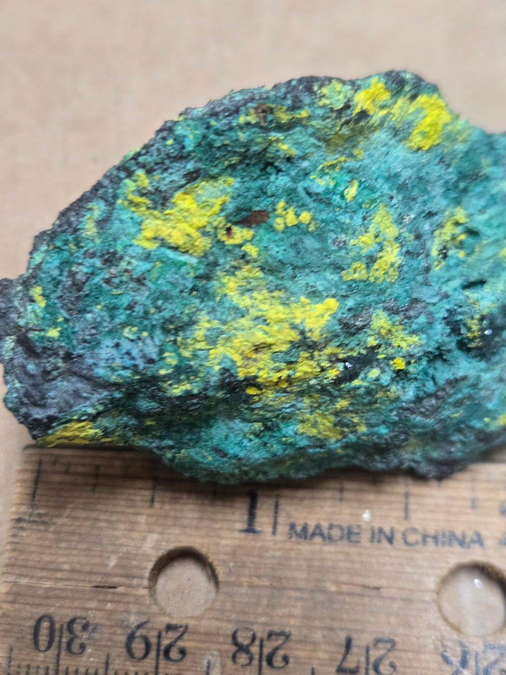 Guilleminite with vandenbrandeite