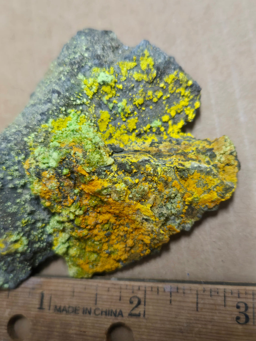 Johannite with uranopilite