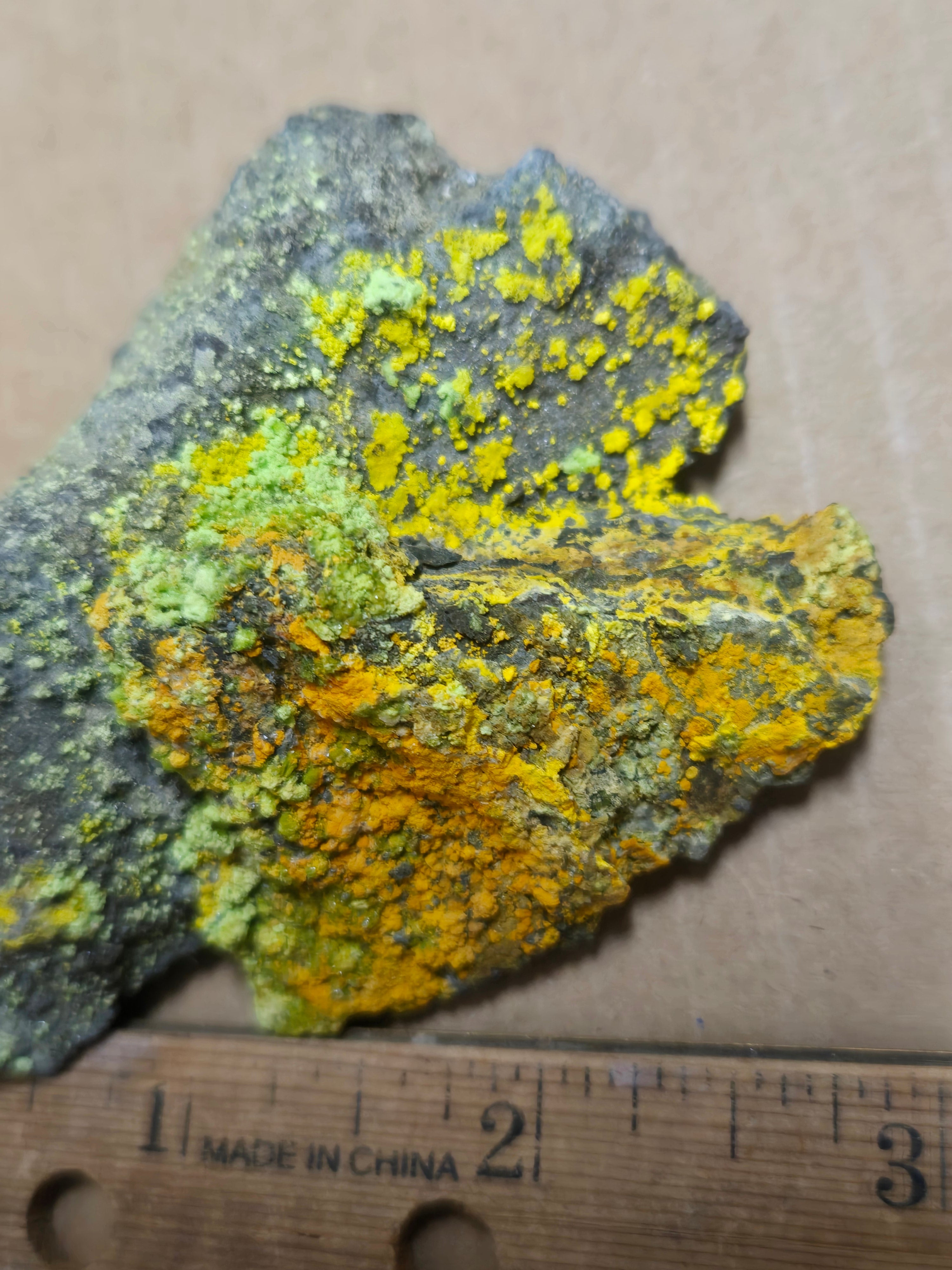 Johannite with uranopilite