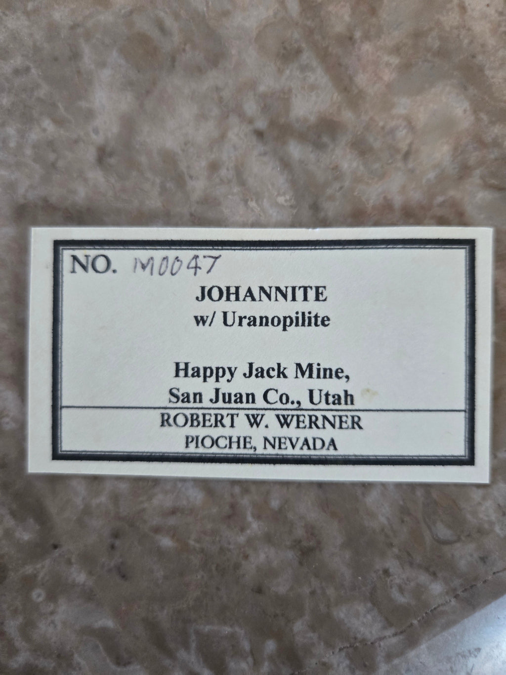 Johannite with uranopilite