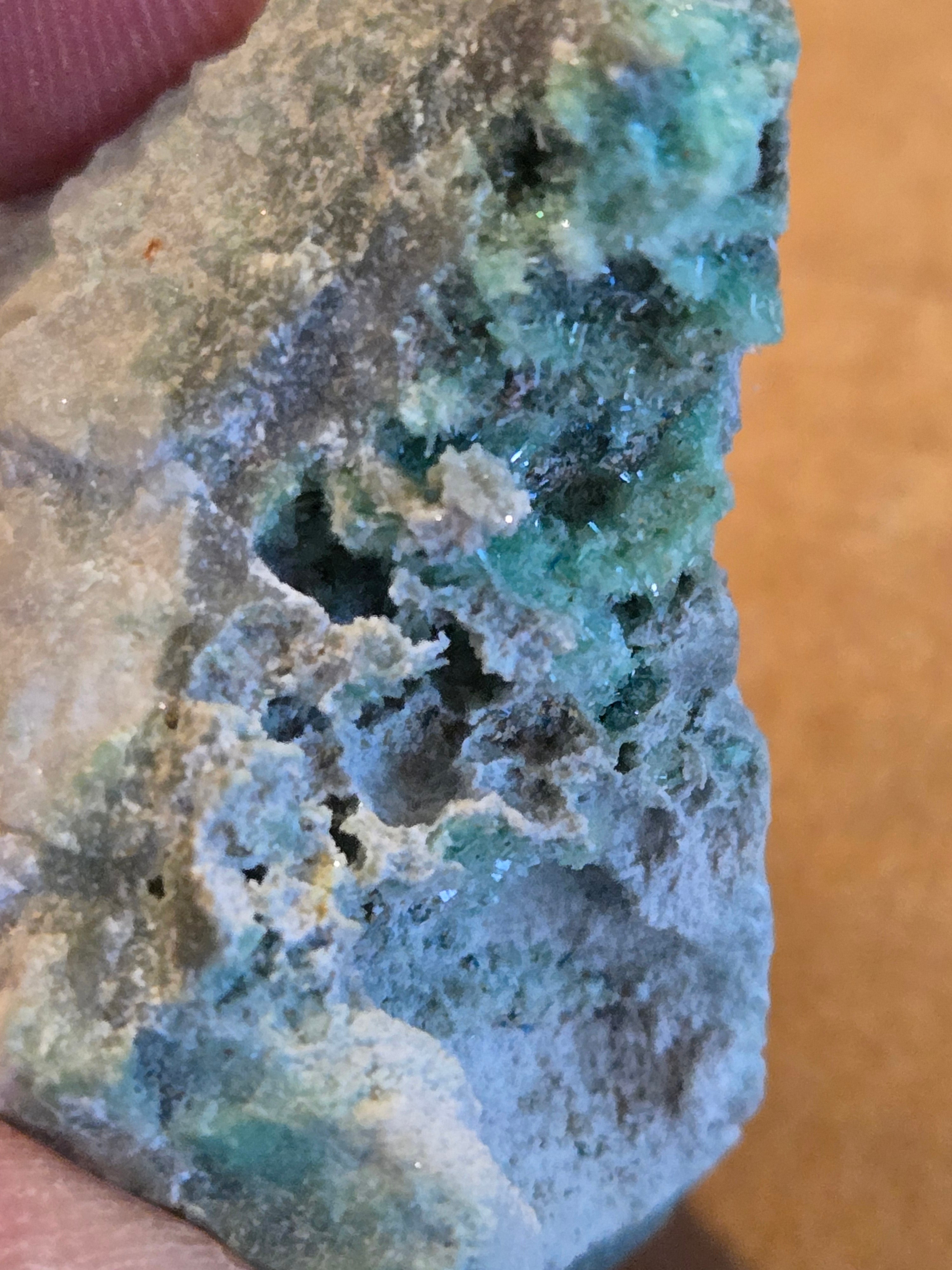 Minyulite on variscite