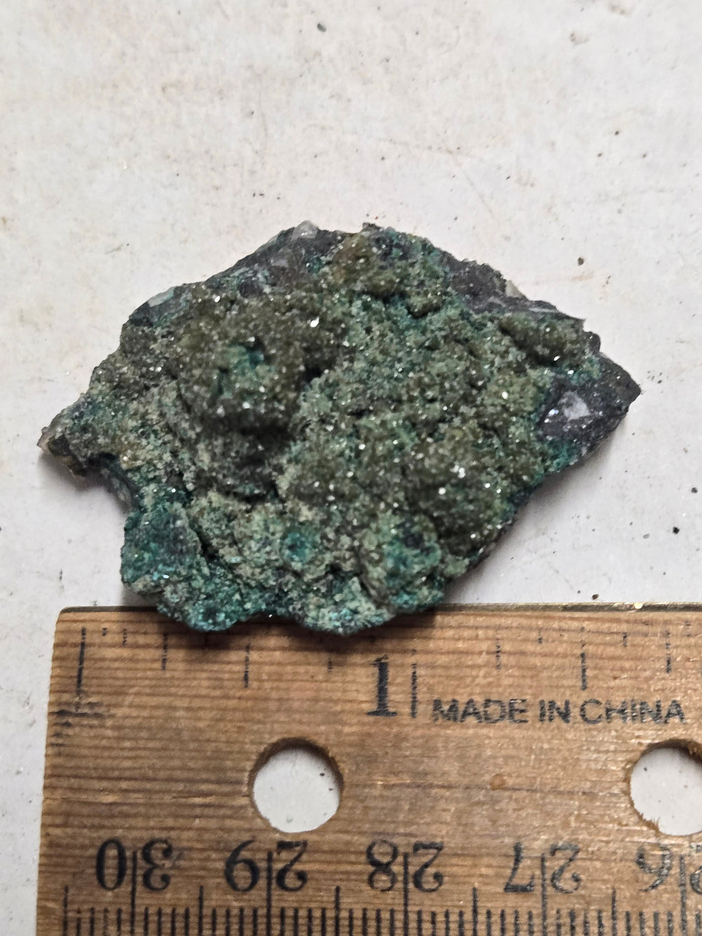 Powellite on brochantite