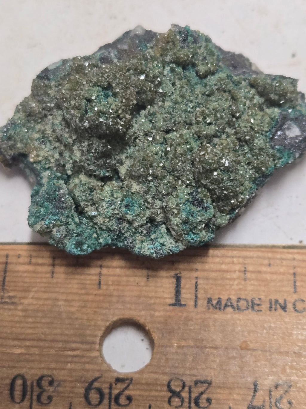 Powellite on brochantite