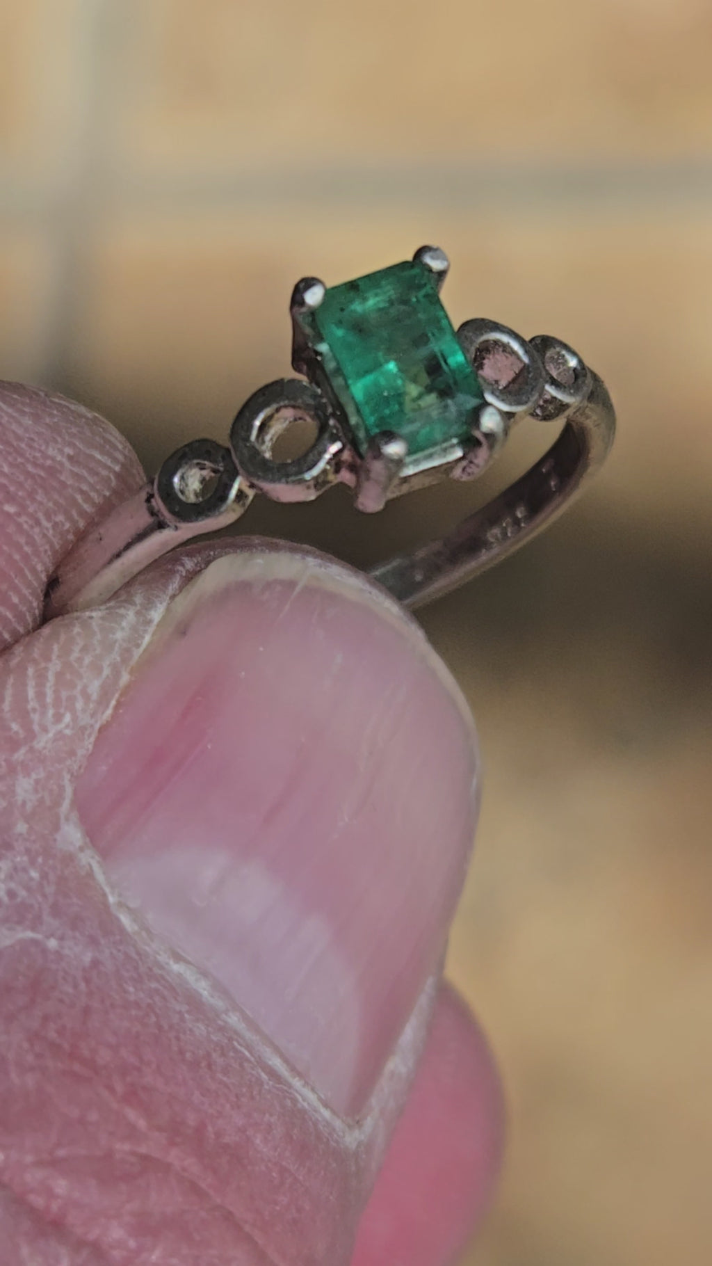 Colombian emerald Loop Shank Ring