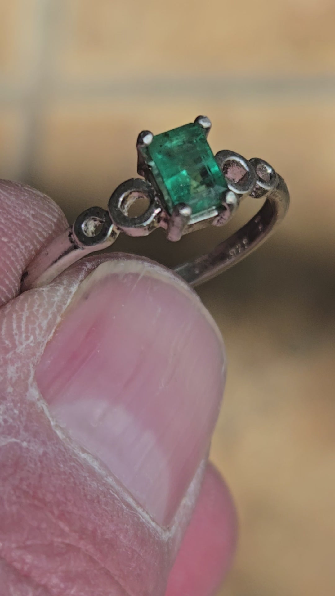 Colombian emerald Loop Shank Ring