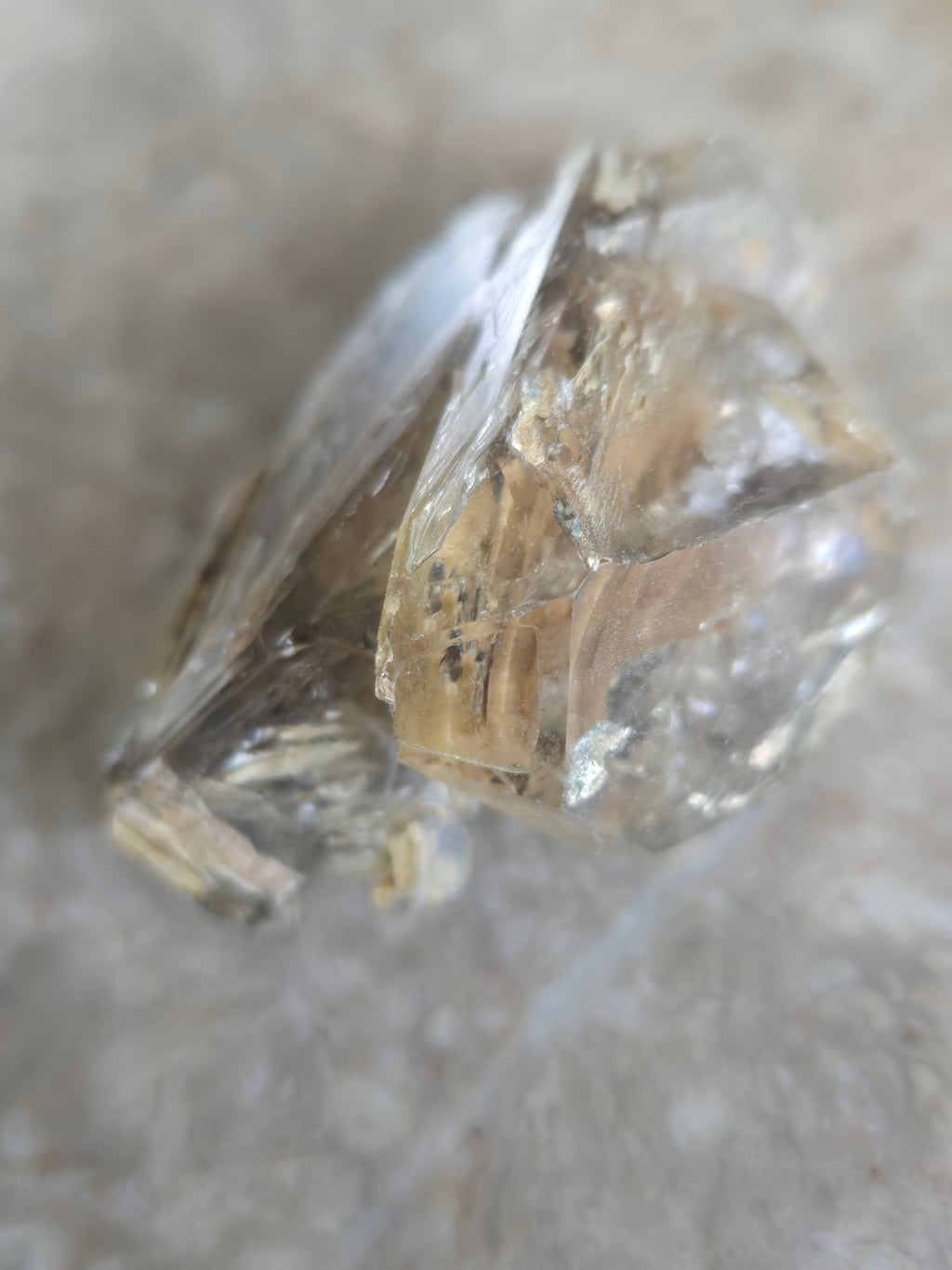 Quartz w mud inclusions