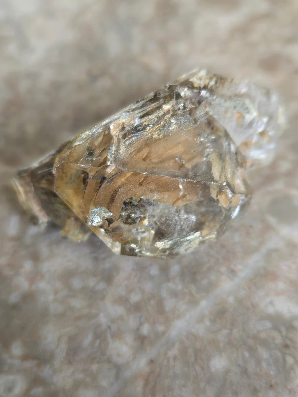 Quartz w mud inclusions