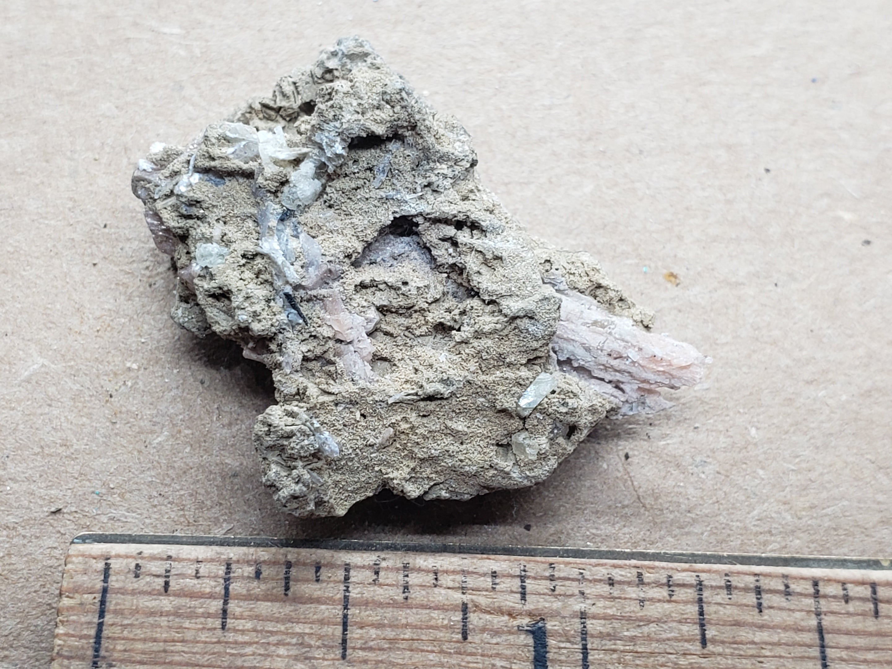 Rhabdophane La with Serandite