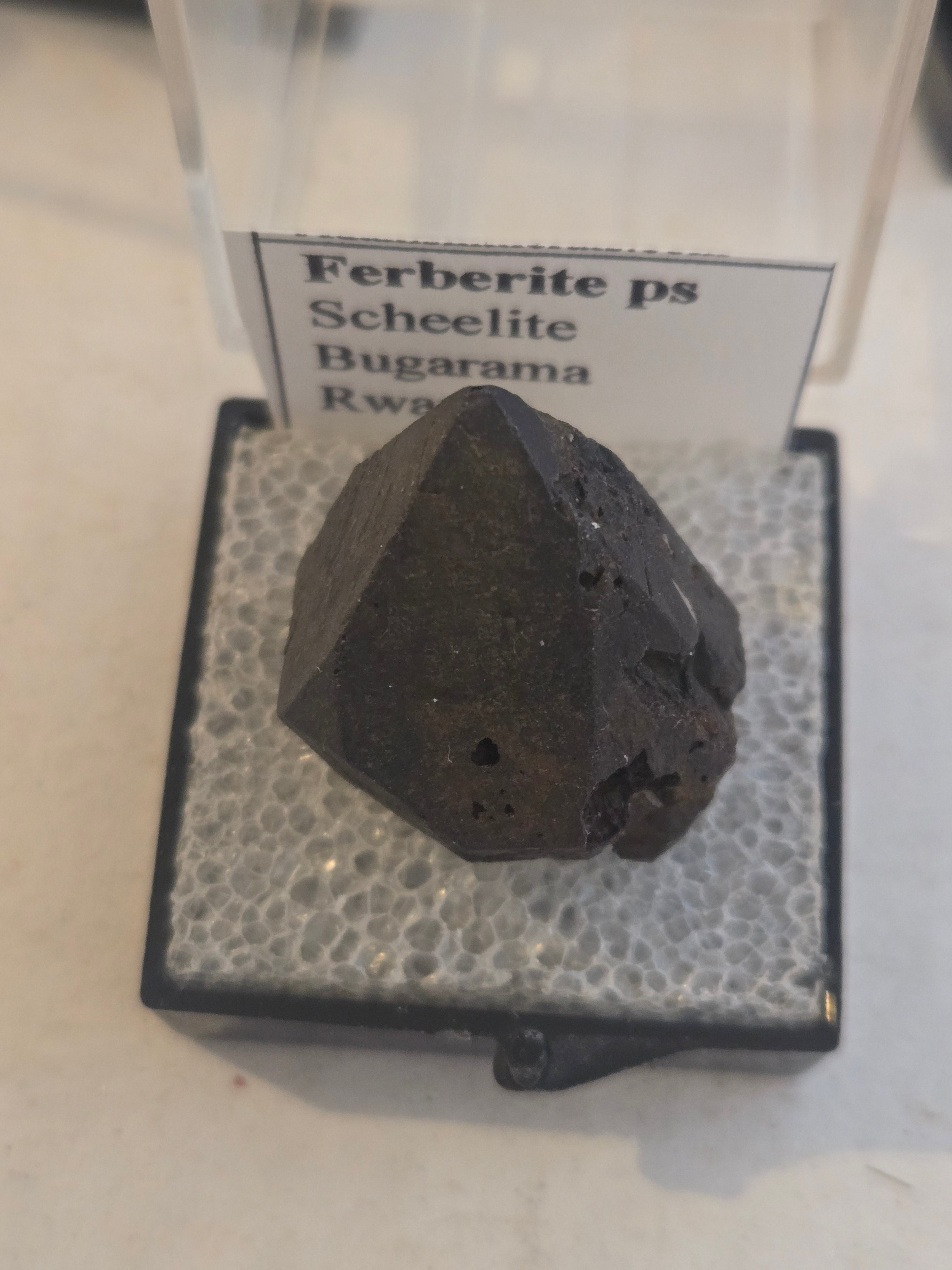 Ferberite pseudo scheelite