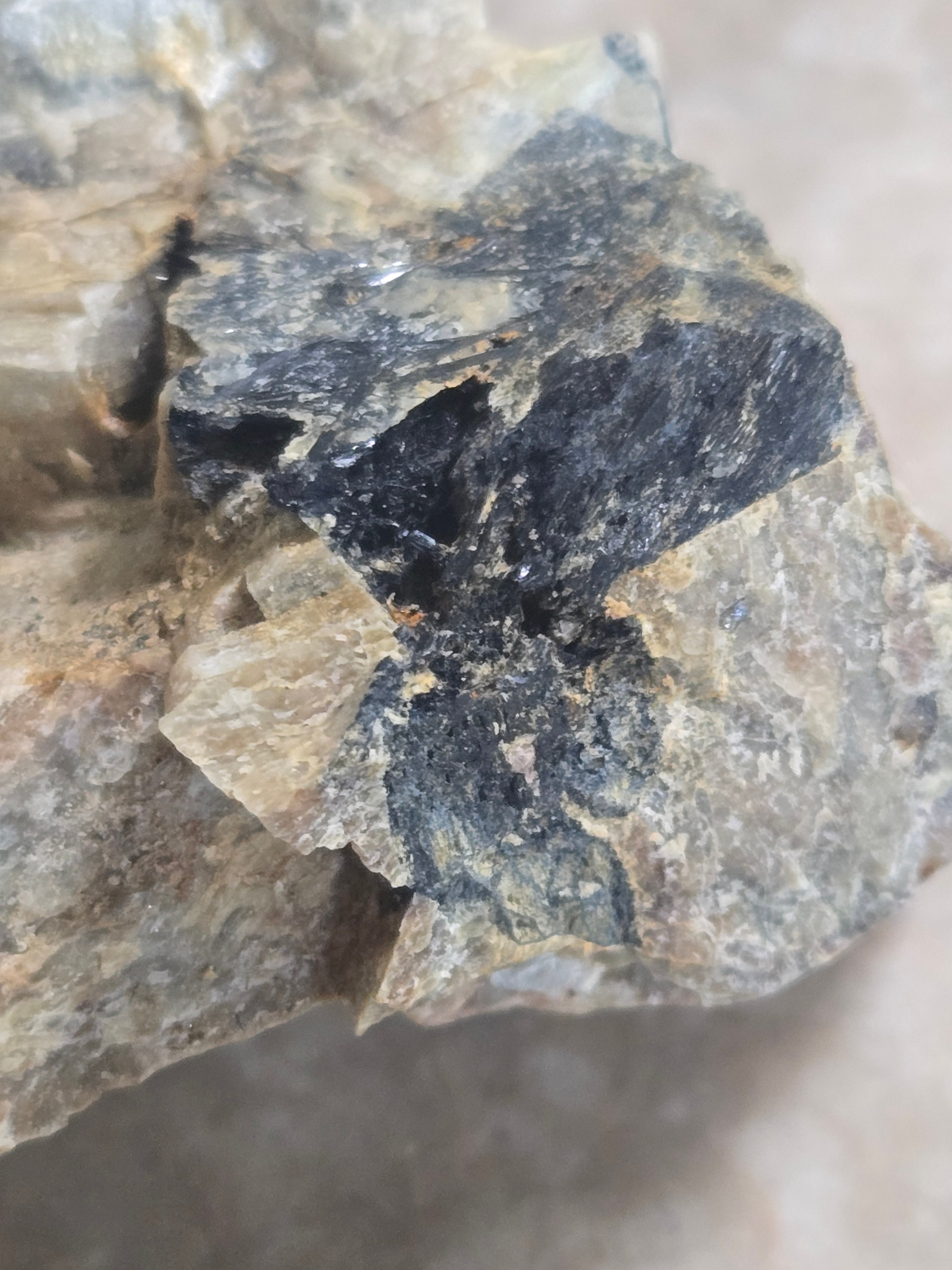 Arfvedsonite w anorthoclase
