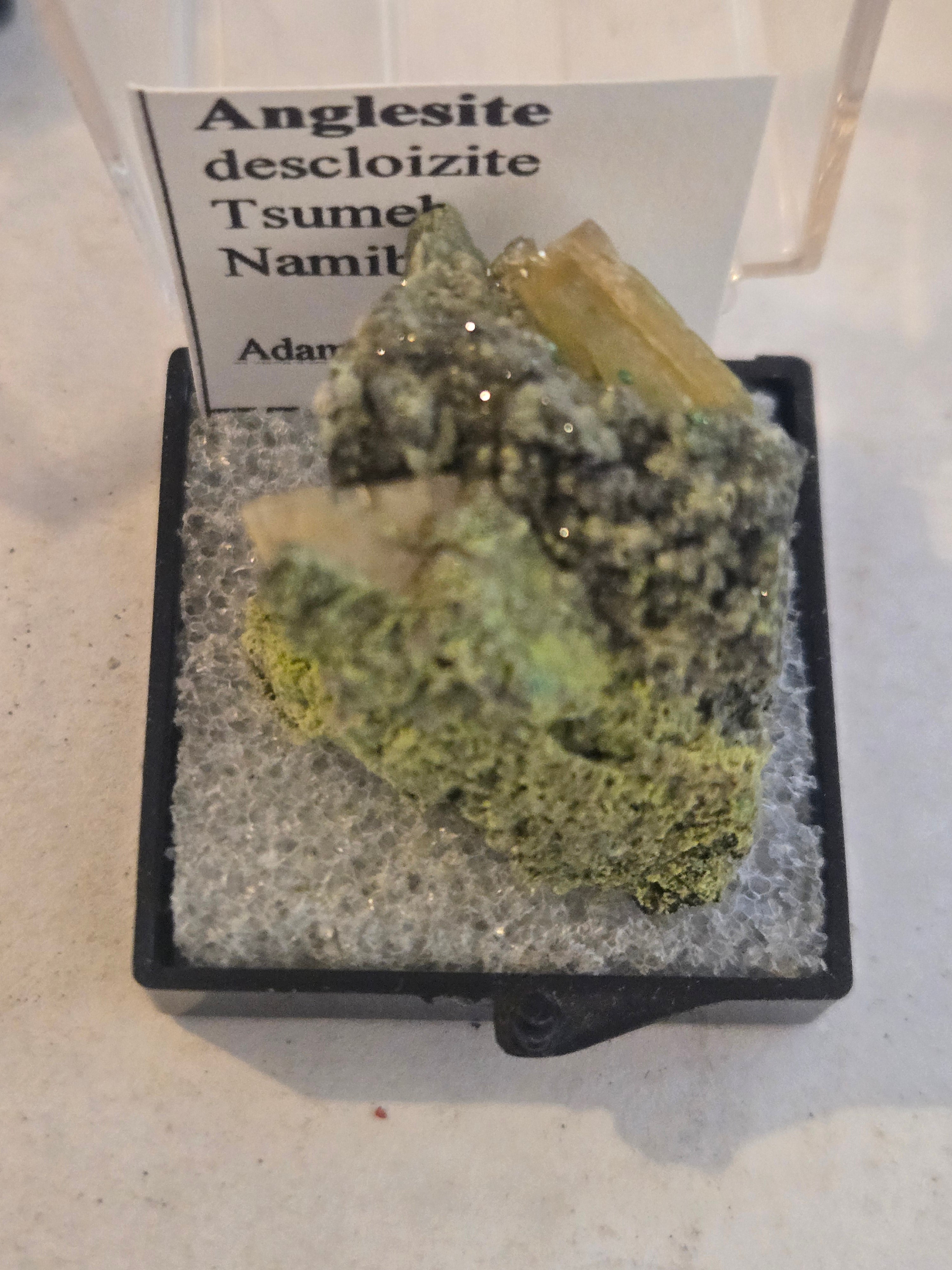 Anglesite on descloizite