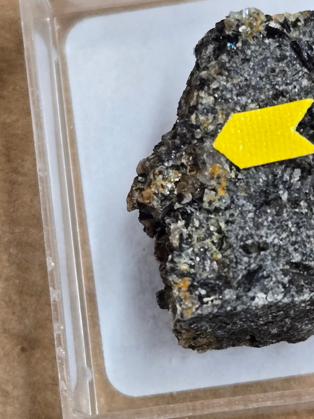 Gunterblassite w pyroxene