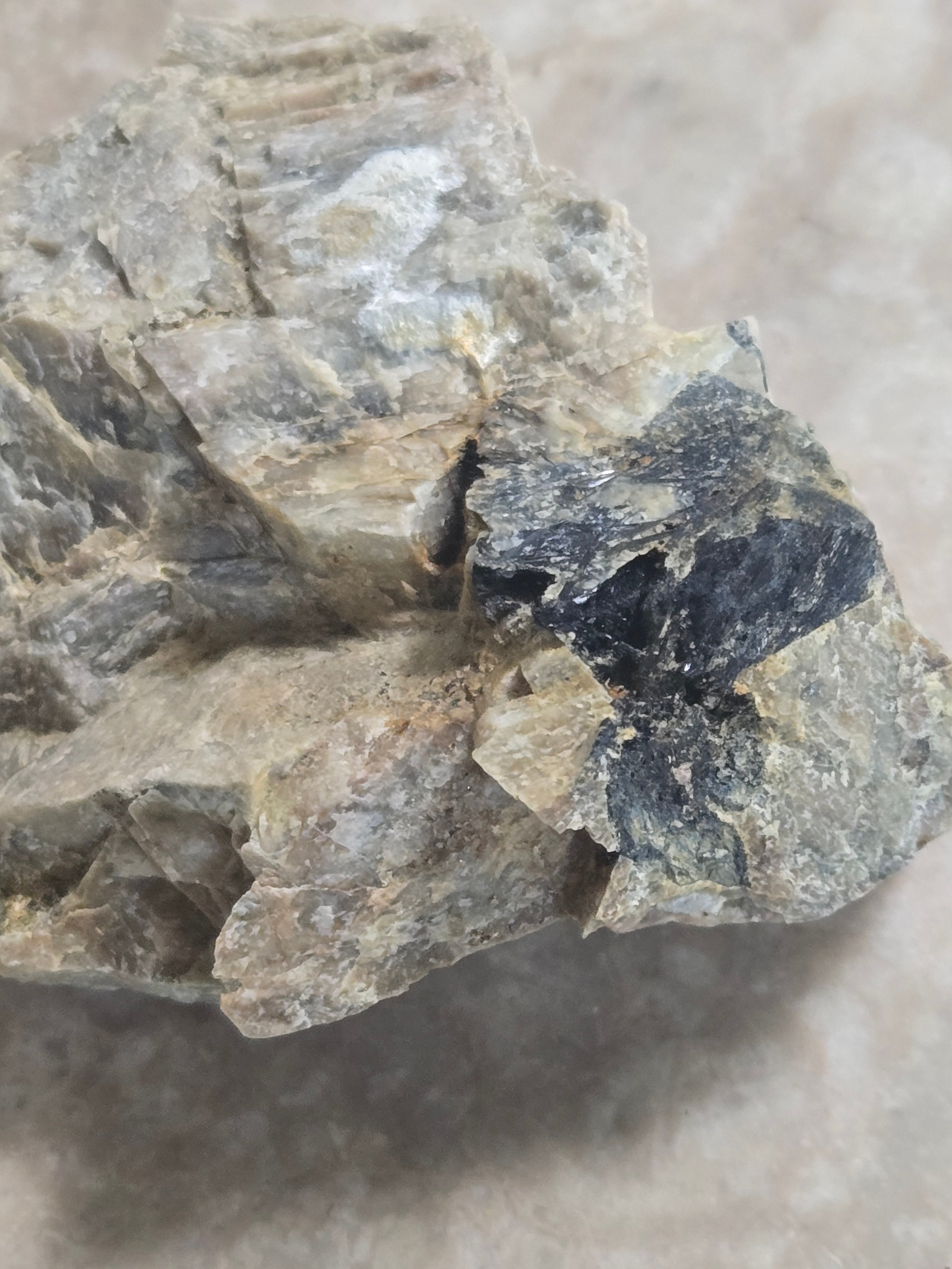 Arfvedsonite w anorthoclase