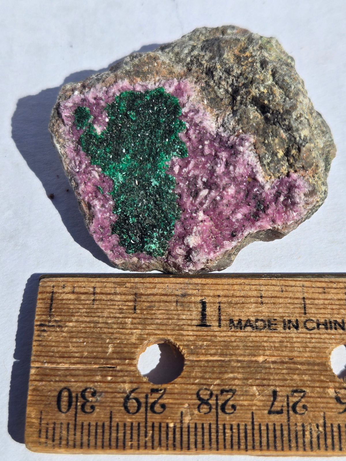 Calcite var cobaltian cobaltocalcite w Malachite
