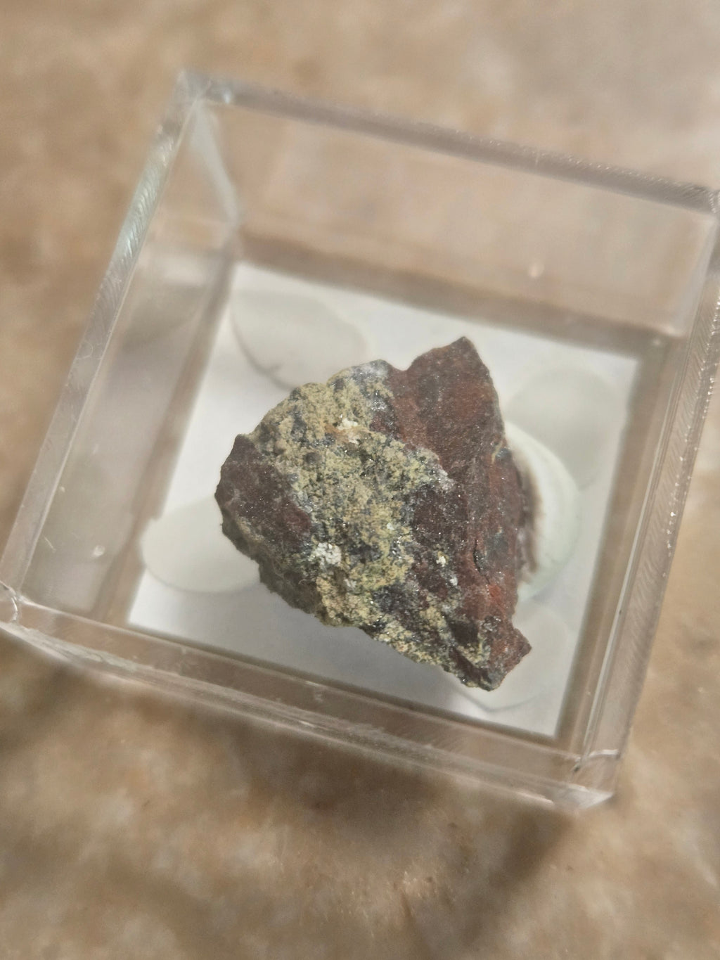 Saponite on hematite