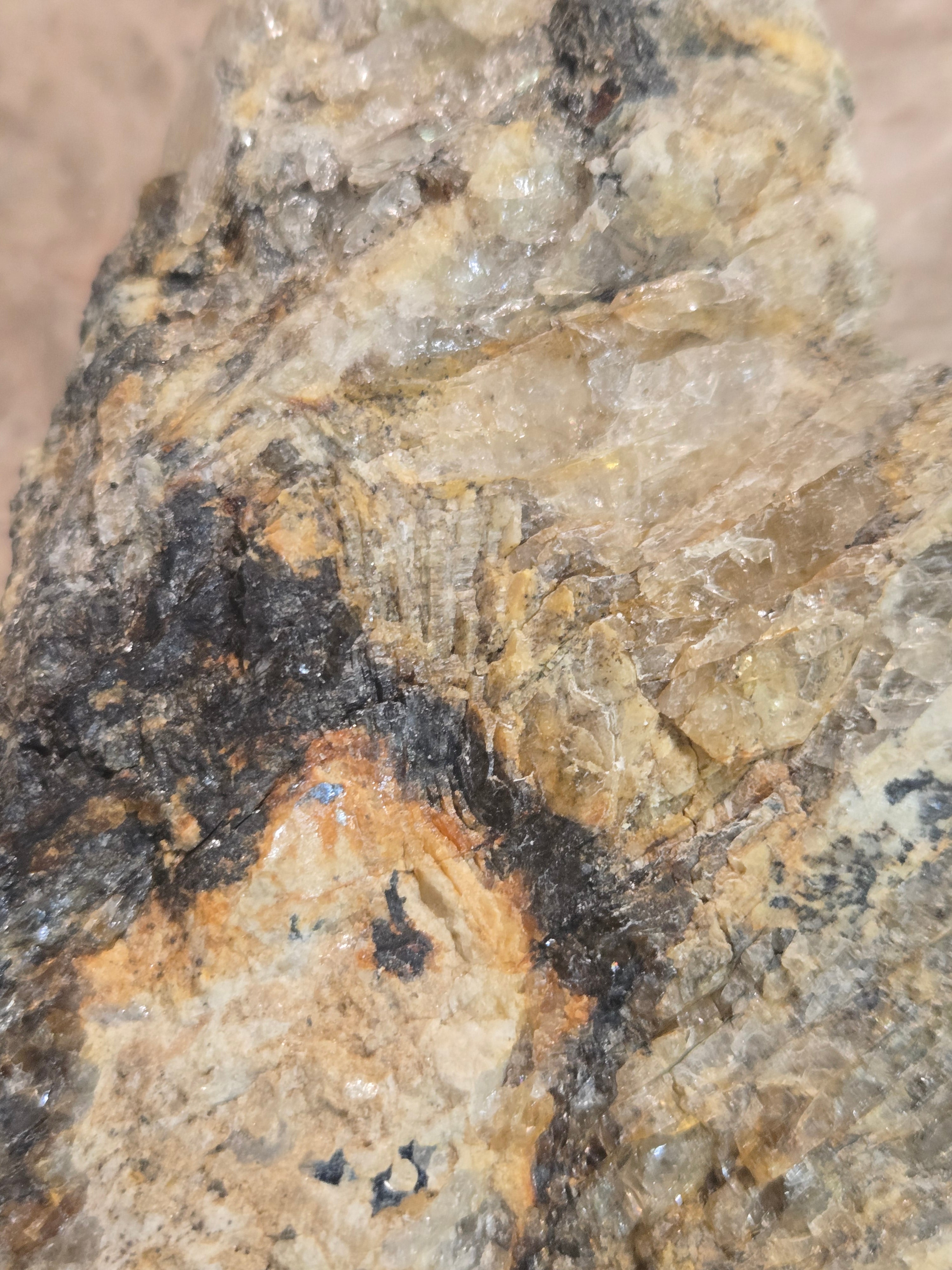 Lithiophyllite with rhodochrosite