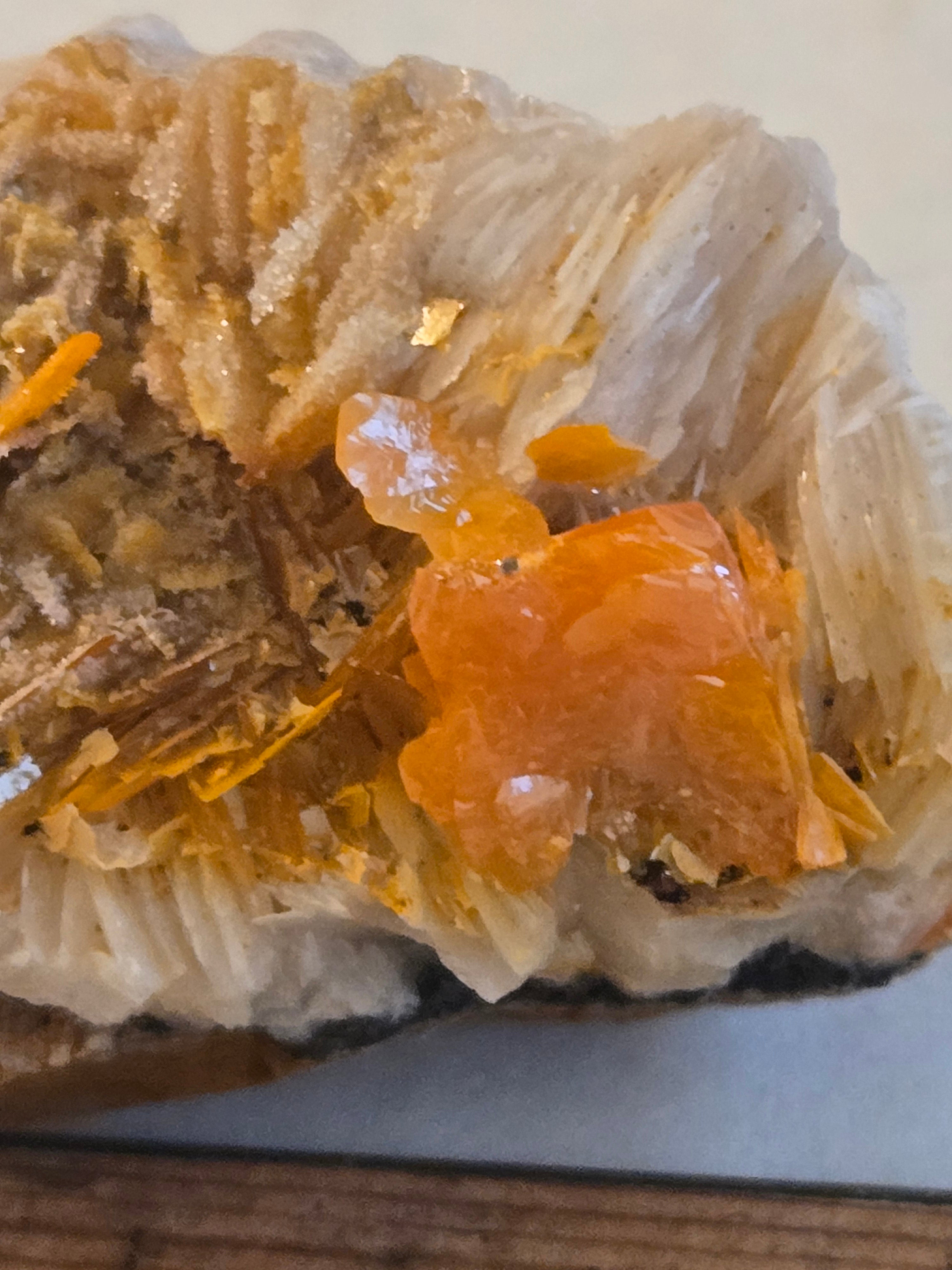 Wulfenite on barite