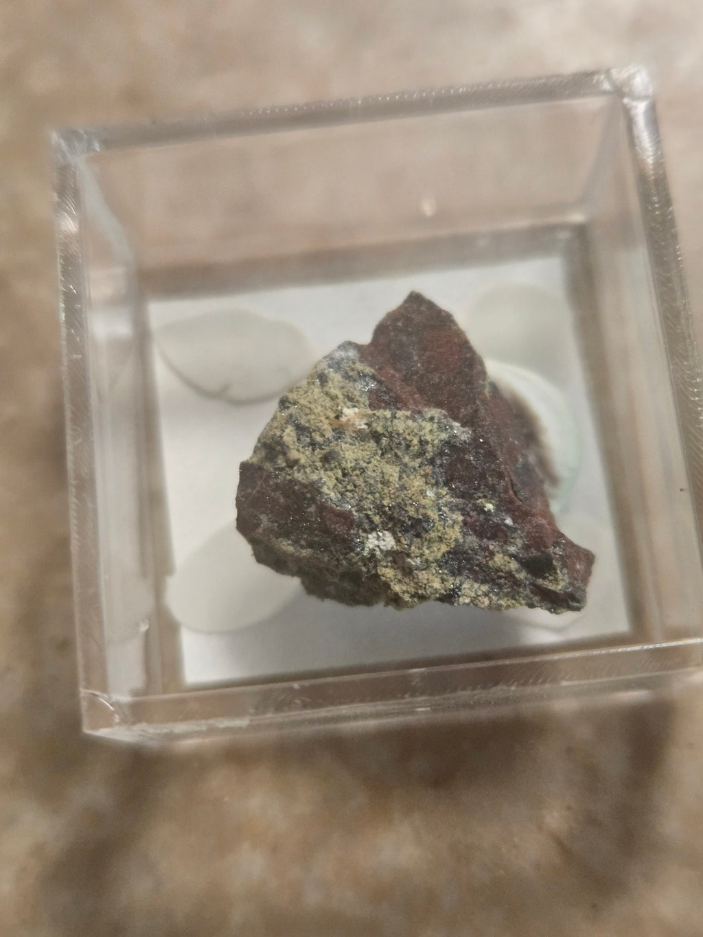Saponite on hematite