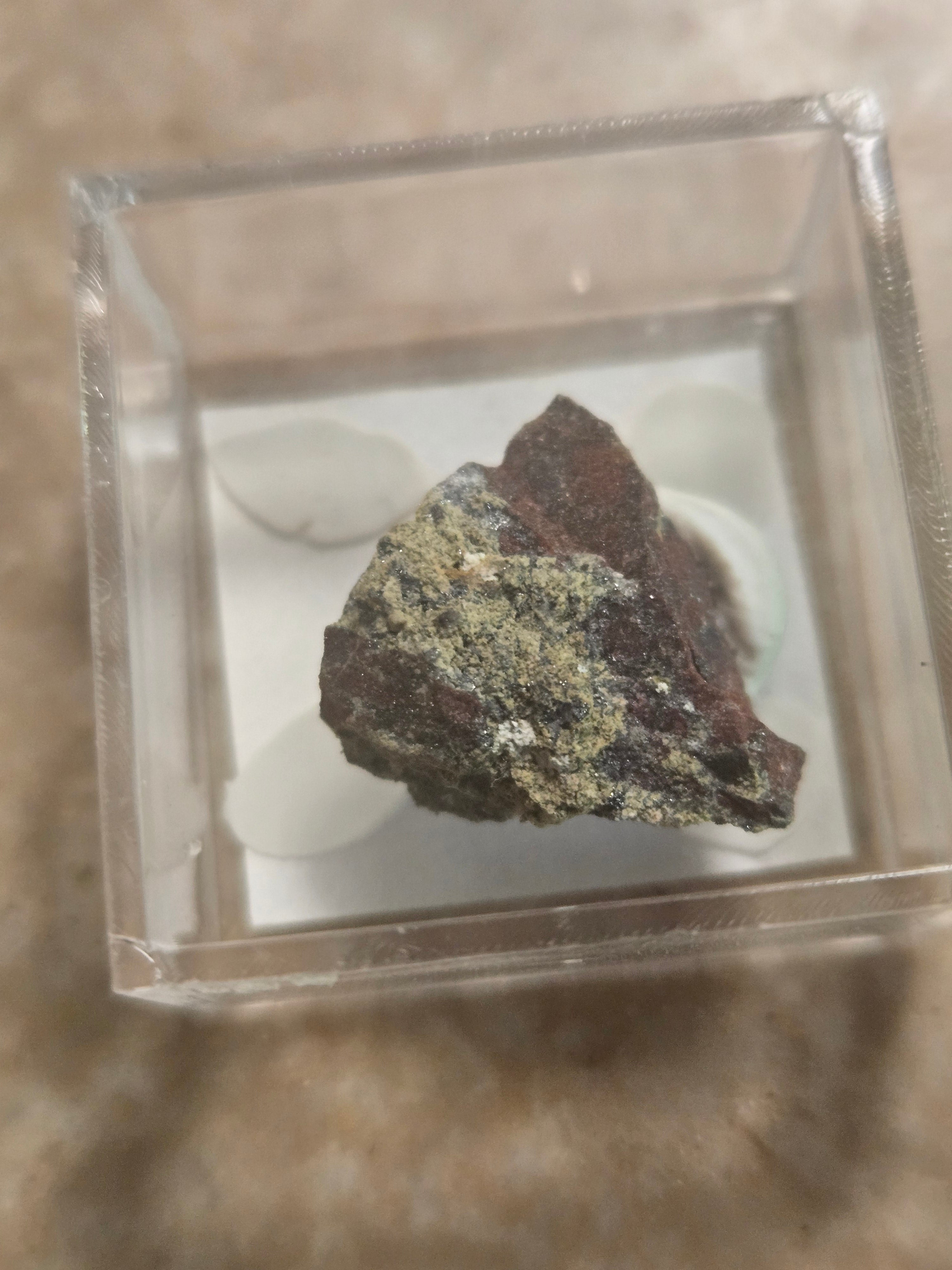 Saponite on hematite