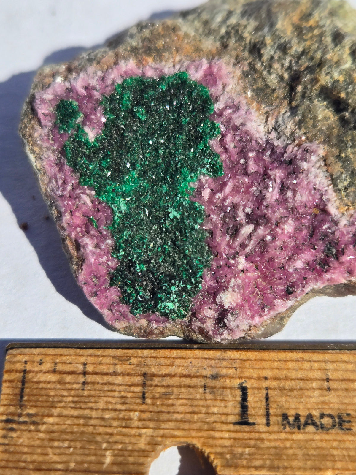 Calcite var cobaltian cobaltocalcite w Malachite